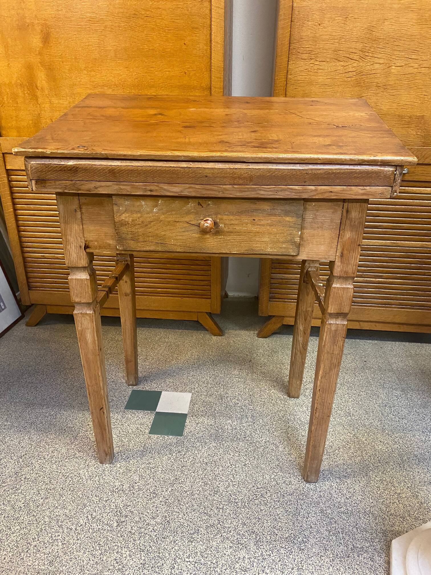 Desk desk in pitchpin early 20th century with drawer