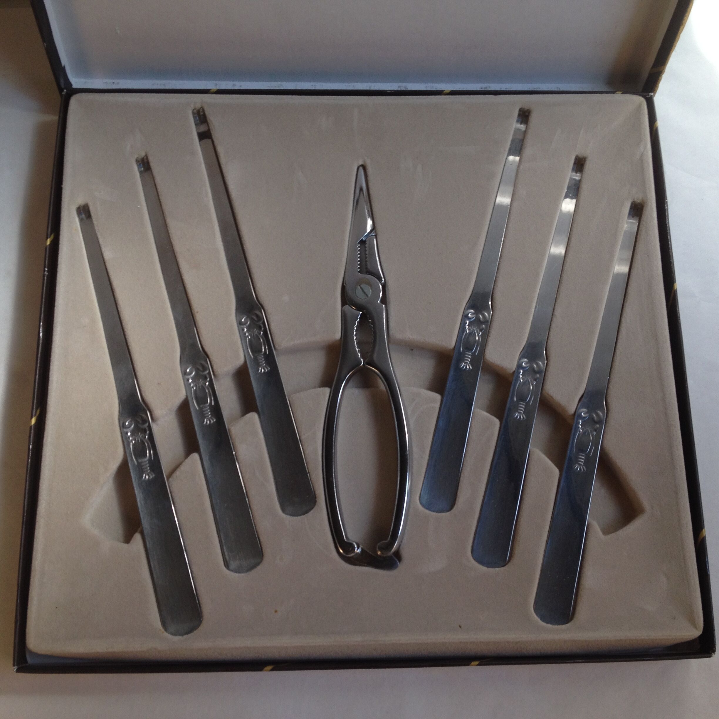 Crostacean claws & 6 meat extractors lobster crab