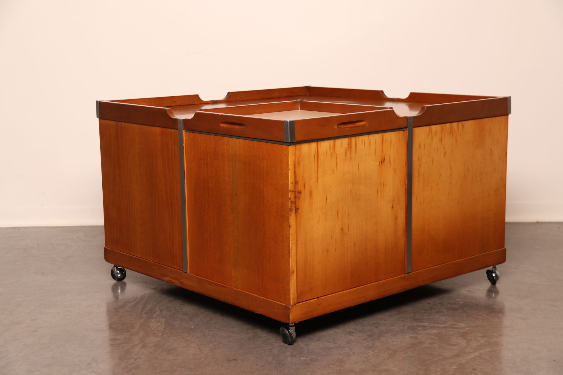 Table basse modulaire avec barre intégrée sur roulettes conçue par Luigi Sormani Italie, années 1960