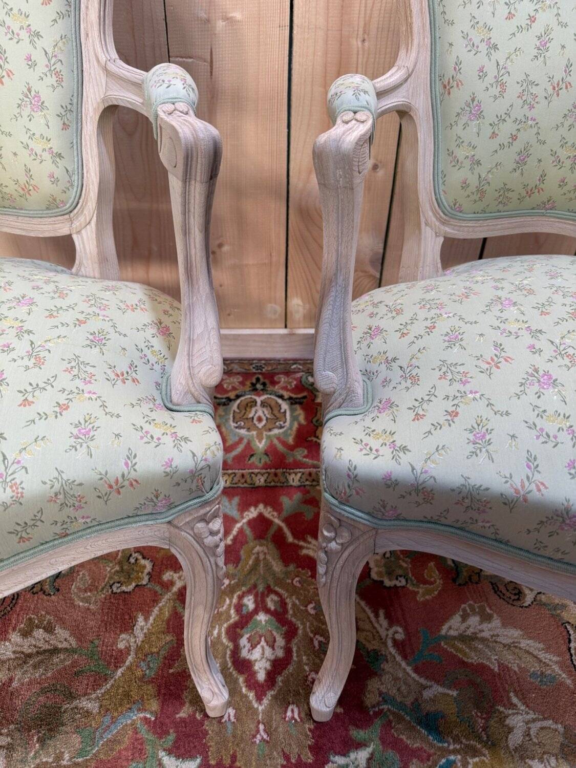Paire de fauteuils cabriolets – Style Louis XV – Hêtre aérogommé – Tissu fl