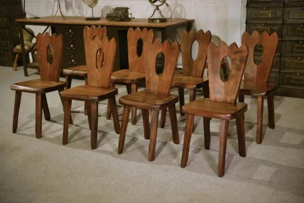 8 chaises brutalistes en orme massif par Aranjou 1950’s