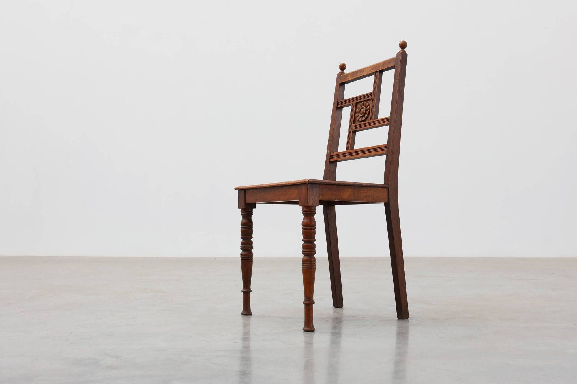 Art Deco oak side chair with carved rosette back and turned front legs, Bel