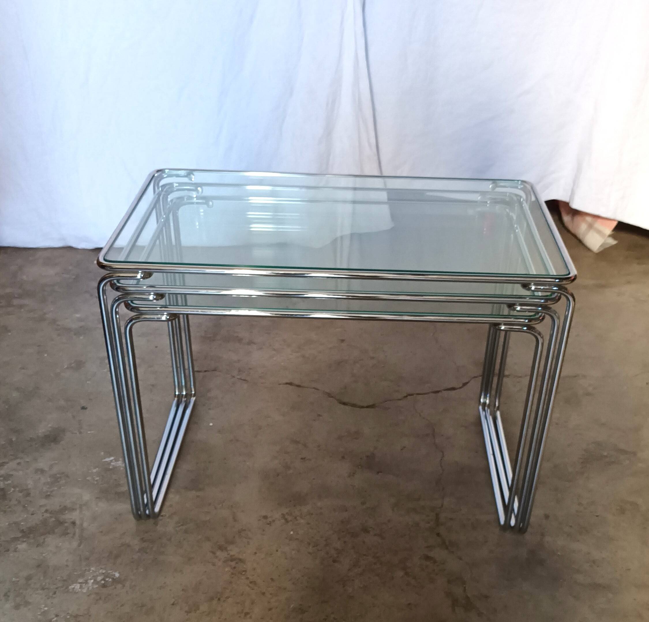 3 nesting tables in chrome metal and glass, 1970s.