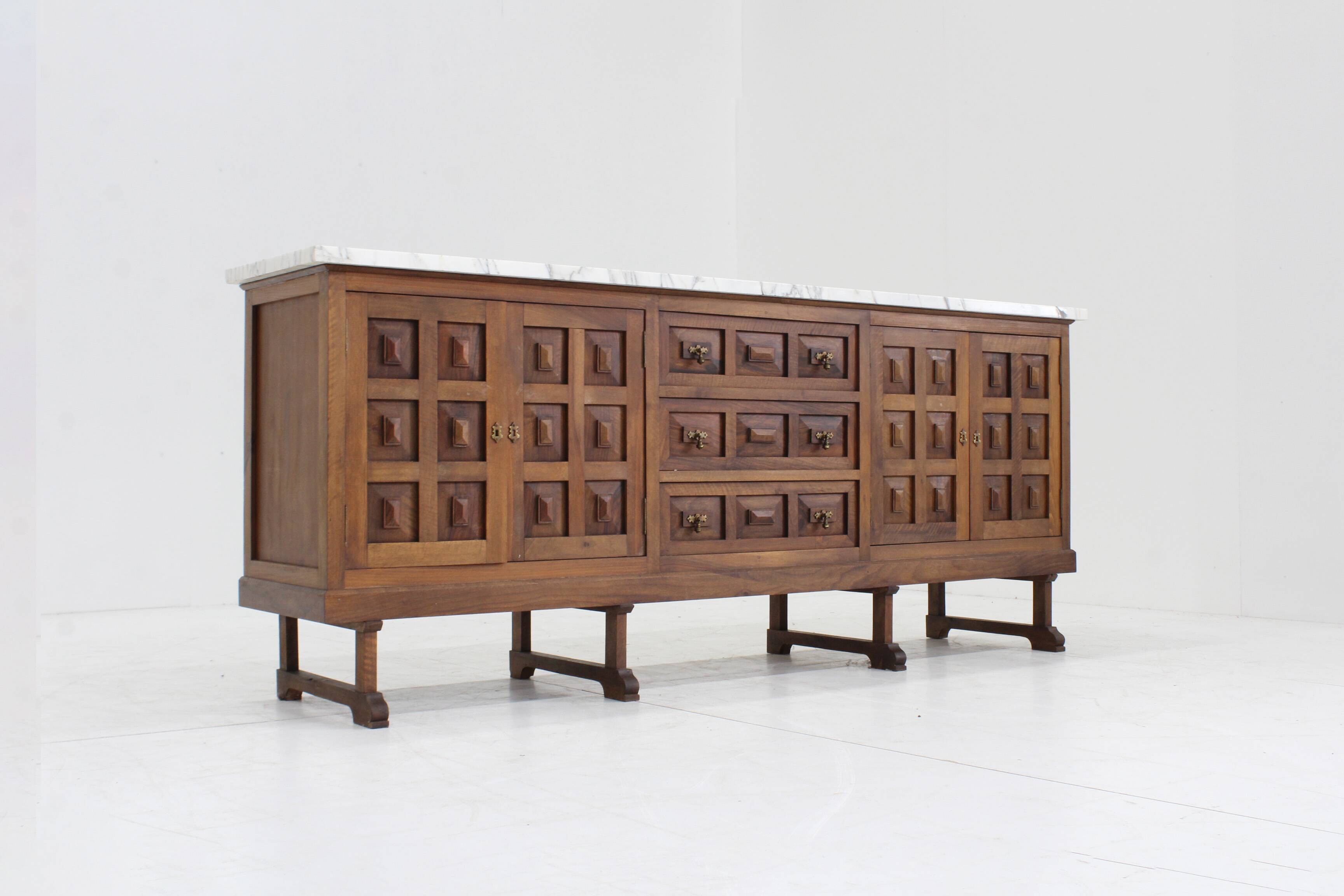 Buffet brutaliste espagnol en bois massif et marbre