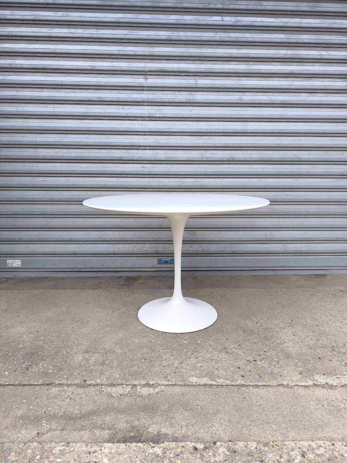 Knoll table by Eero Saarinen