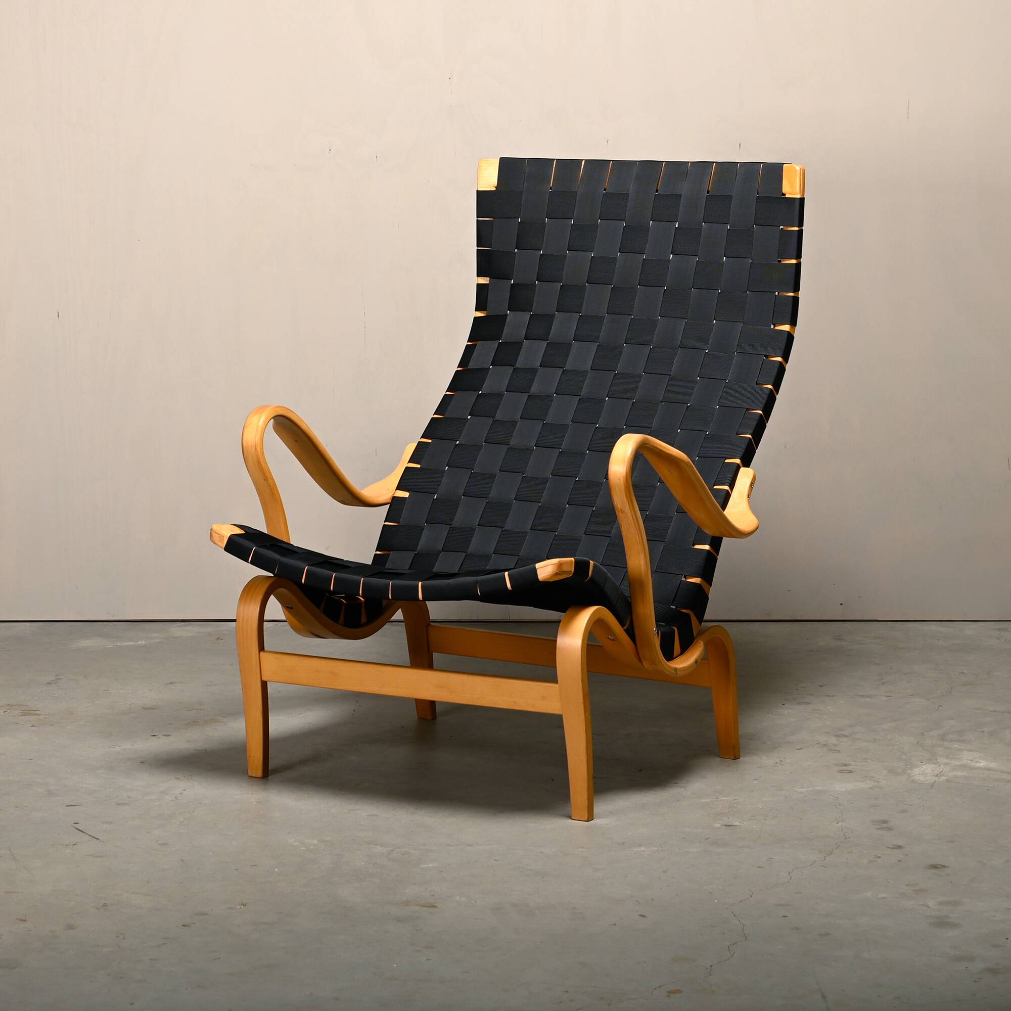 Fauteuil et pouf Bruno Mathsson Pernilla en bois de hêtre et sangles