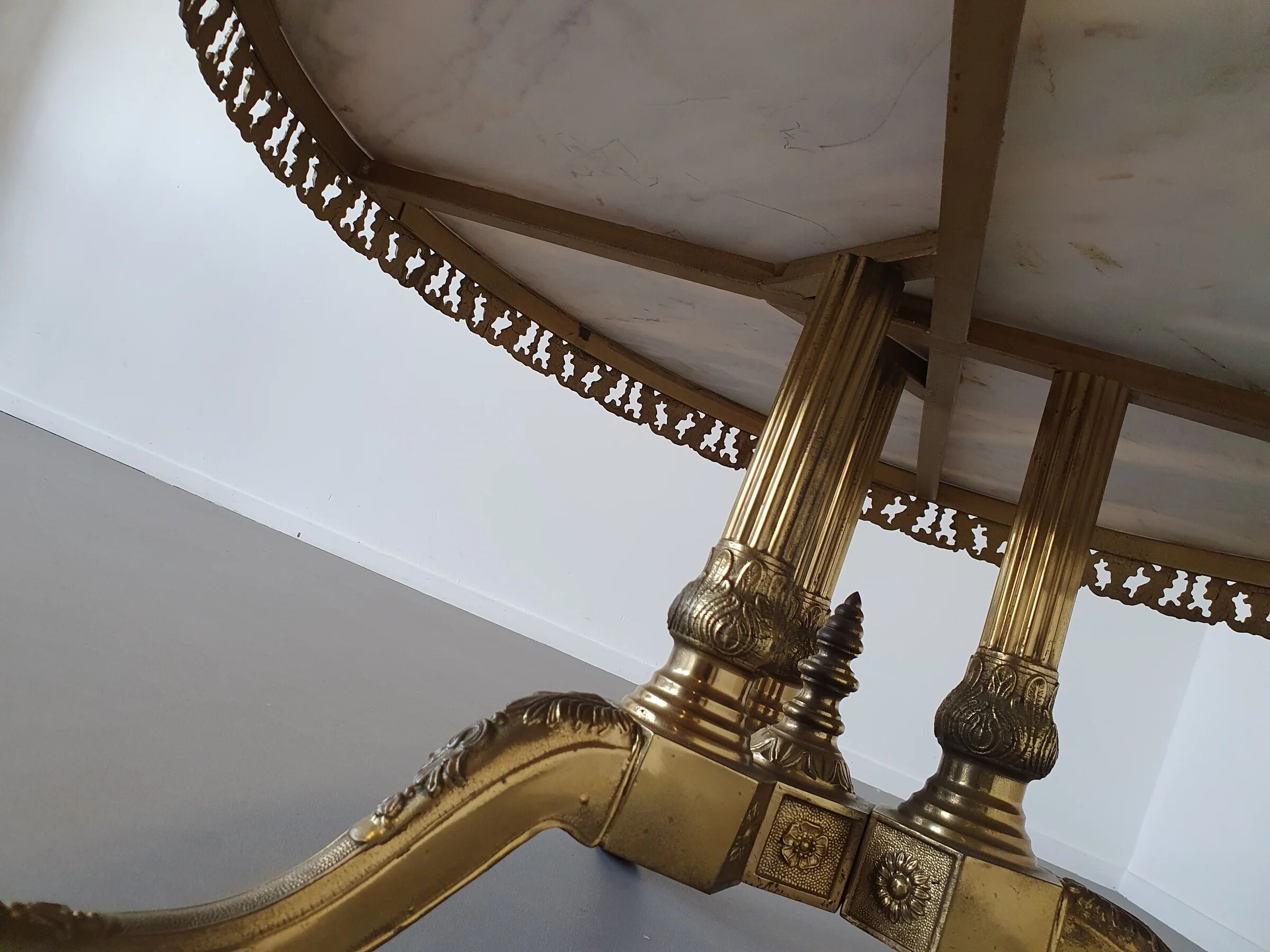 1960s marble coffee table. Marble top / fire-gilded base with many details