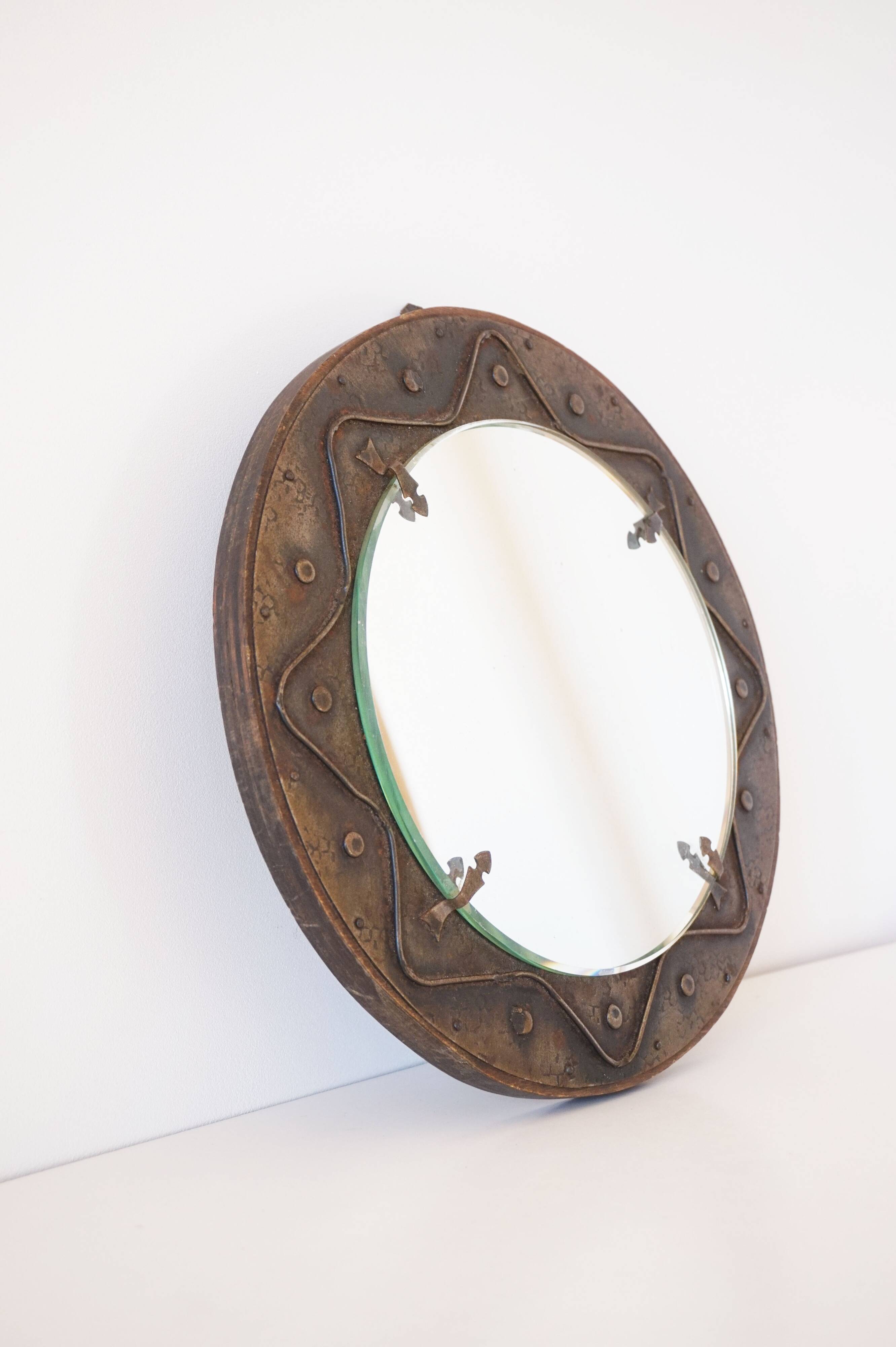 Decorative mirror in wood and gold metal
