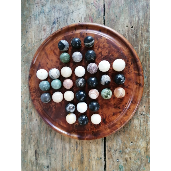 Jeu de solitaire en bois et pierres semi précieuses Selency Jeu de solitaire en bois et pierres semi précieuses Selency