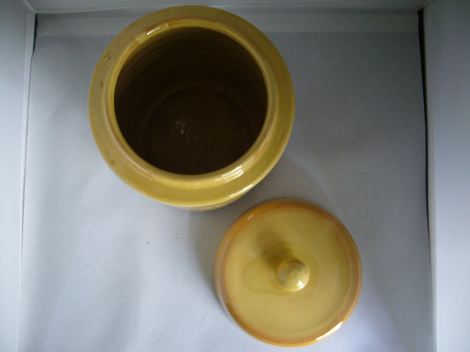 Salt pot in beige-painted earthen