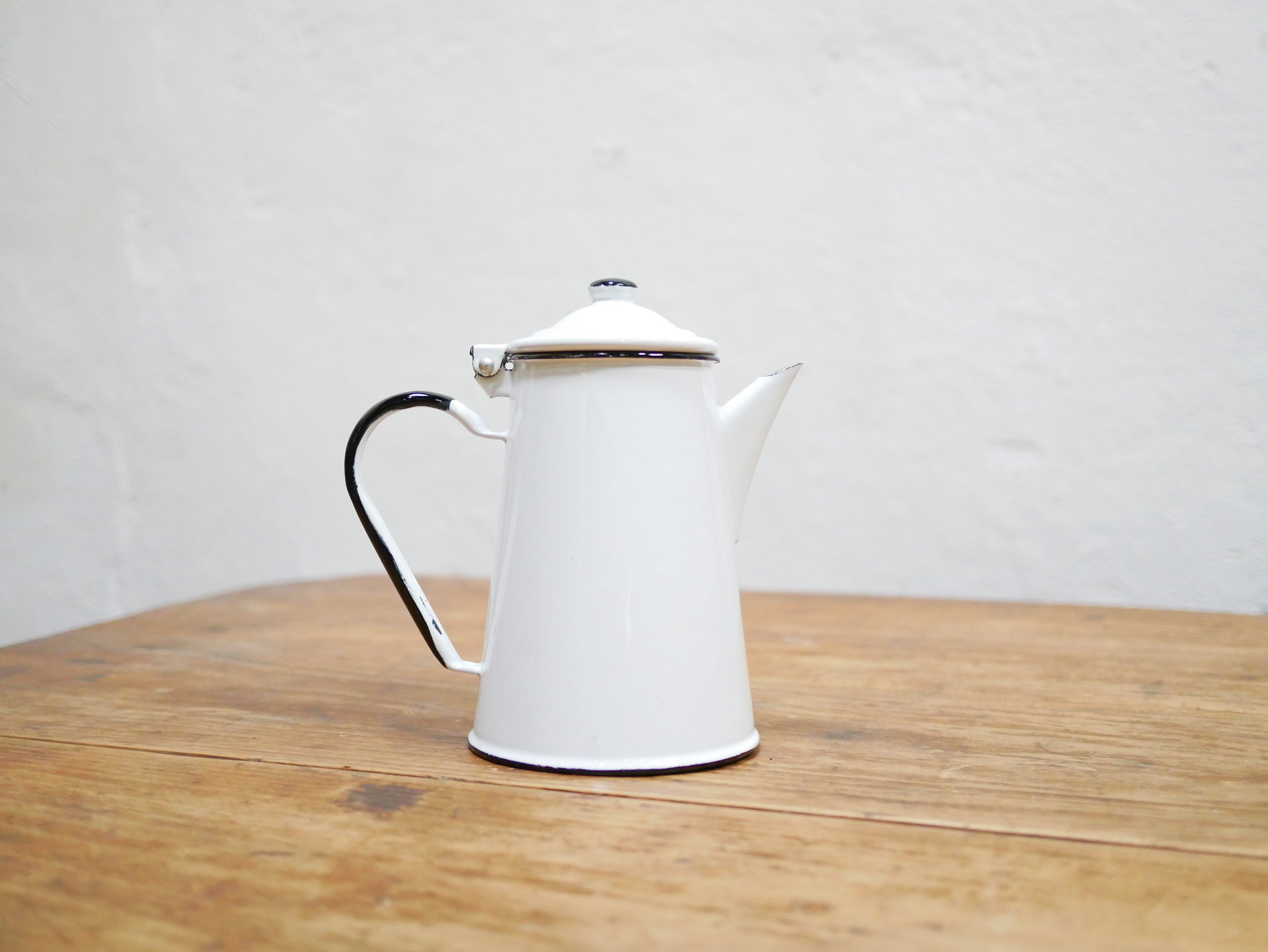 Vintage tea maker in enamelled sheet metal