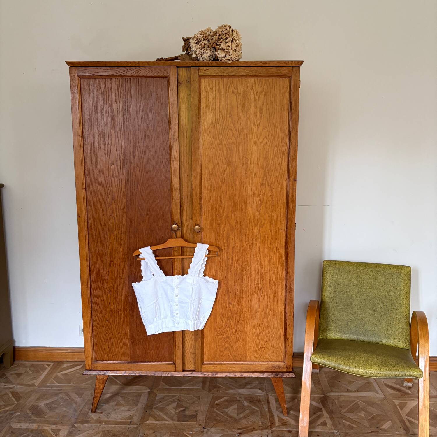 Compass foot cabinet
