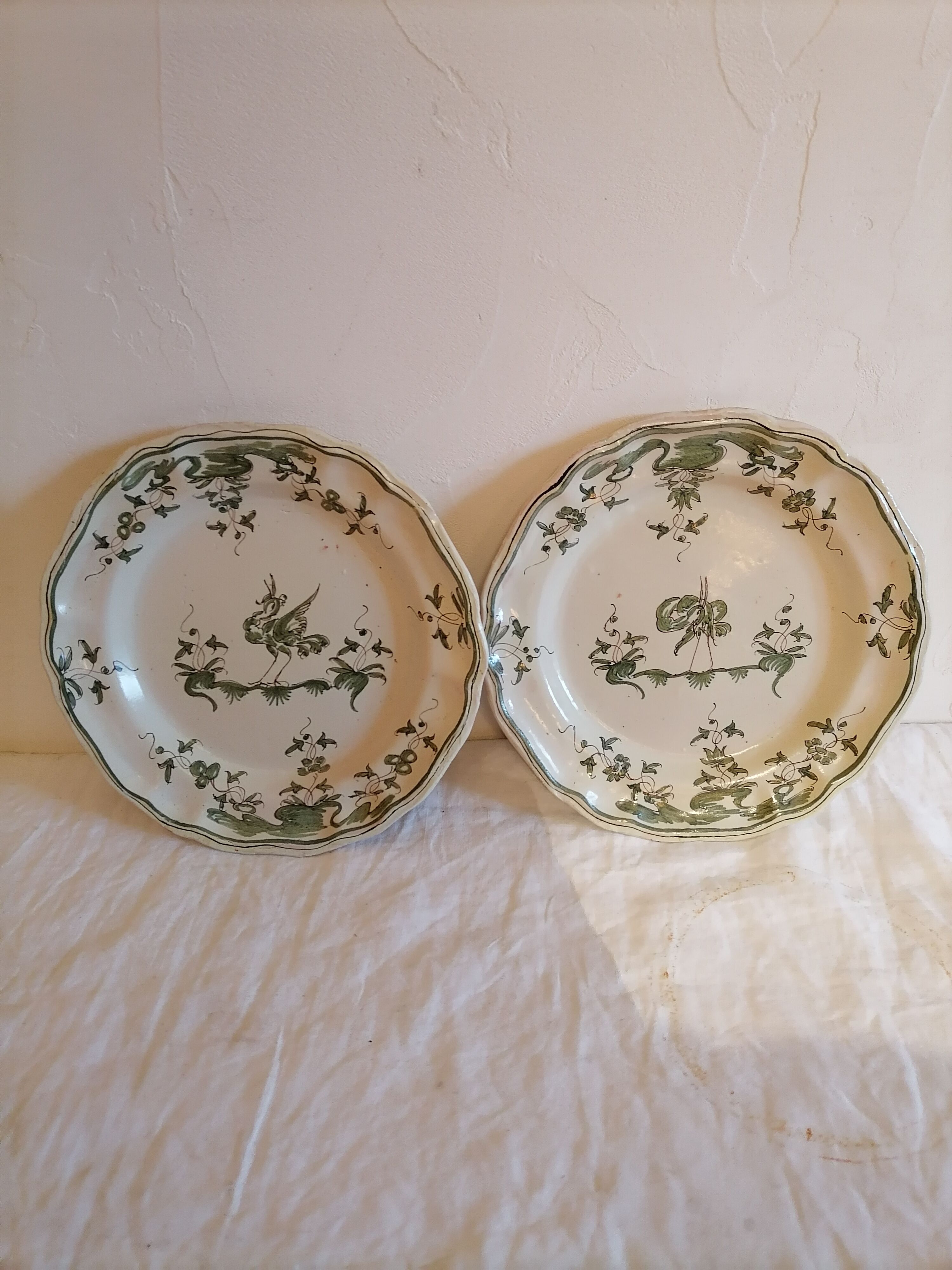 Paire d'assiettes à décors de grotesque ( moustier ).