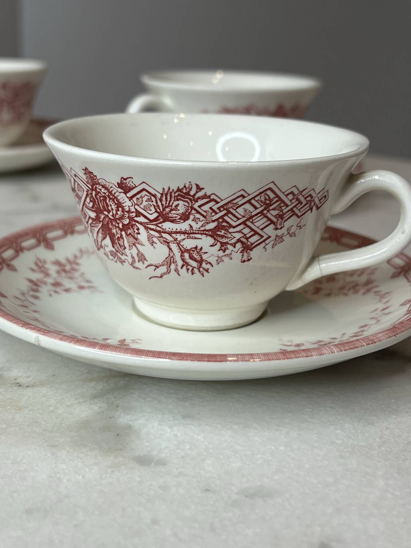 Set of 5 cups and saucers Sarreguemines with red rose decoration.