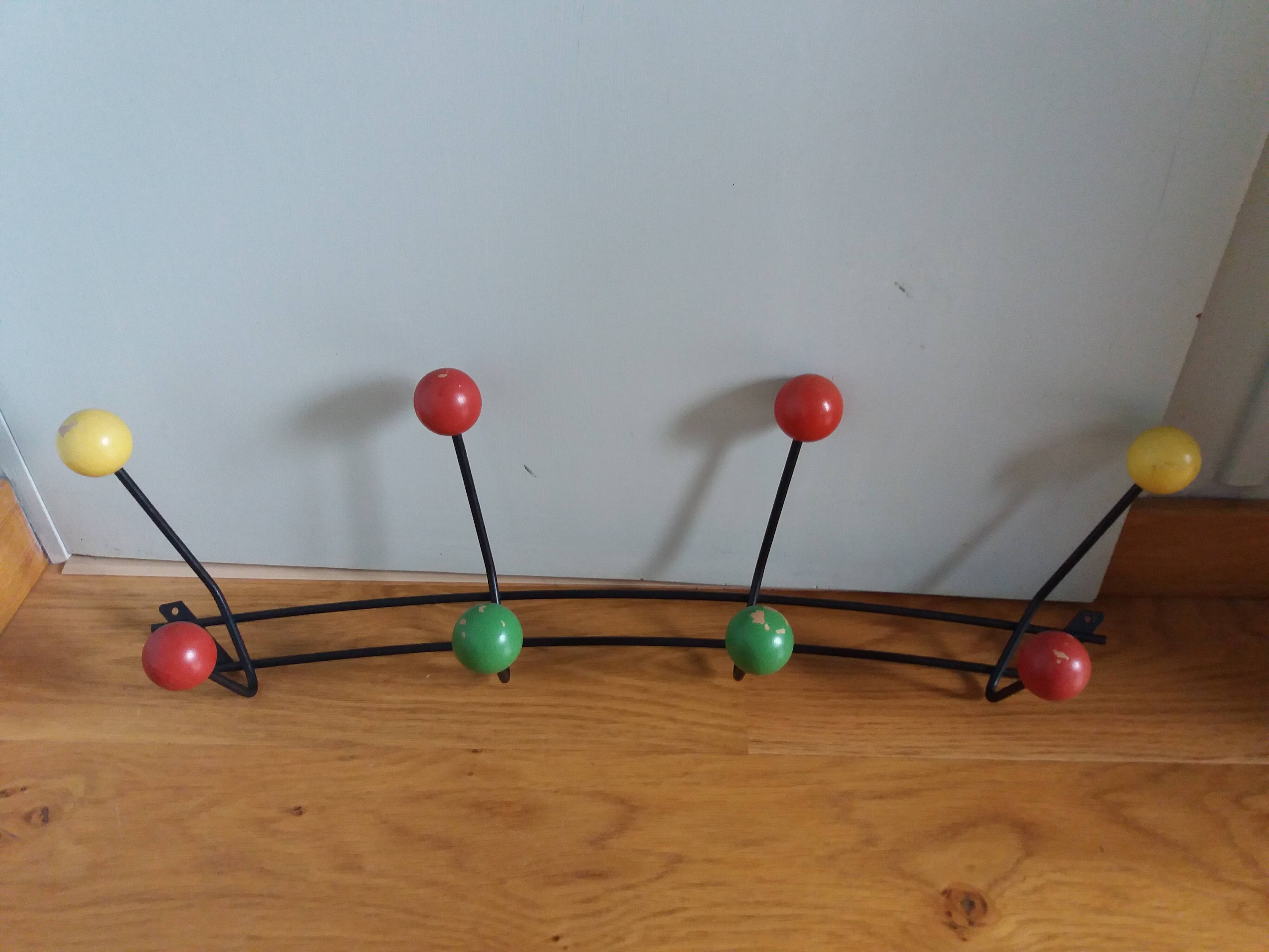 Ball coat rack