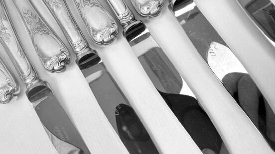 Twelve Christofle Marly table knives, silver-plated metal handles.