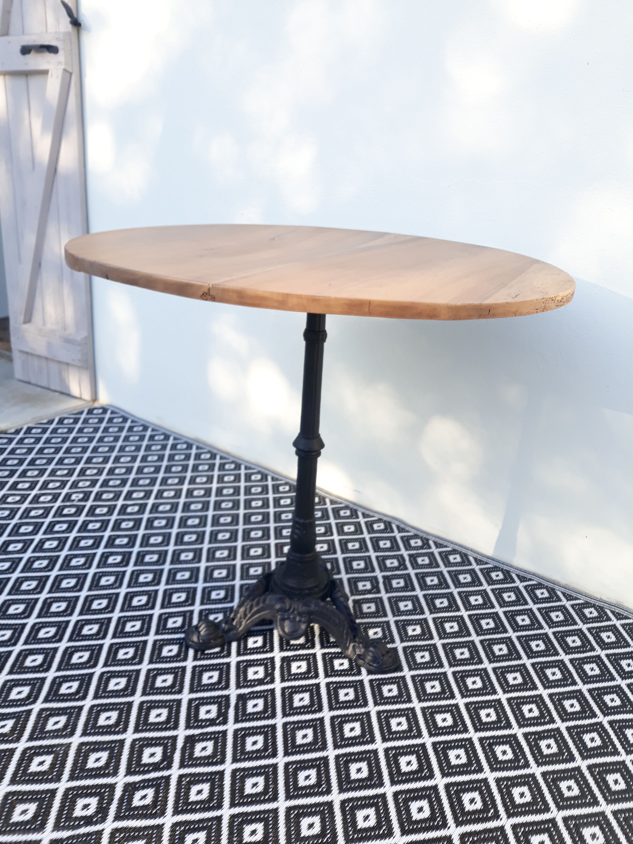 Cast-foot bistro table