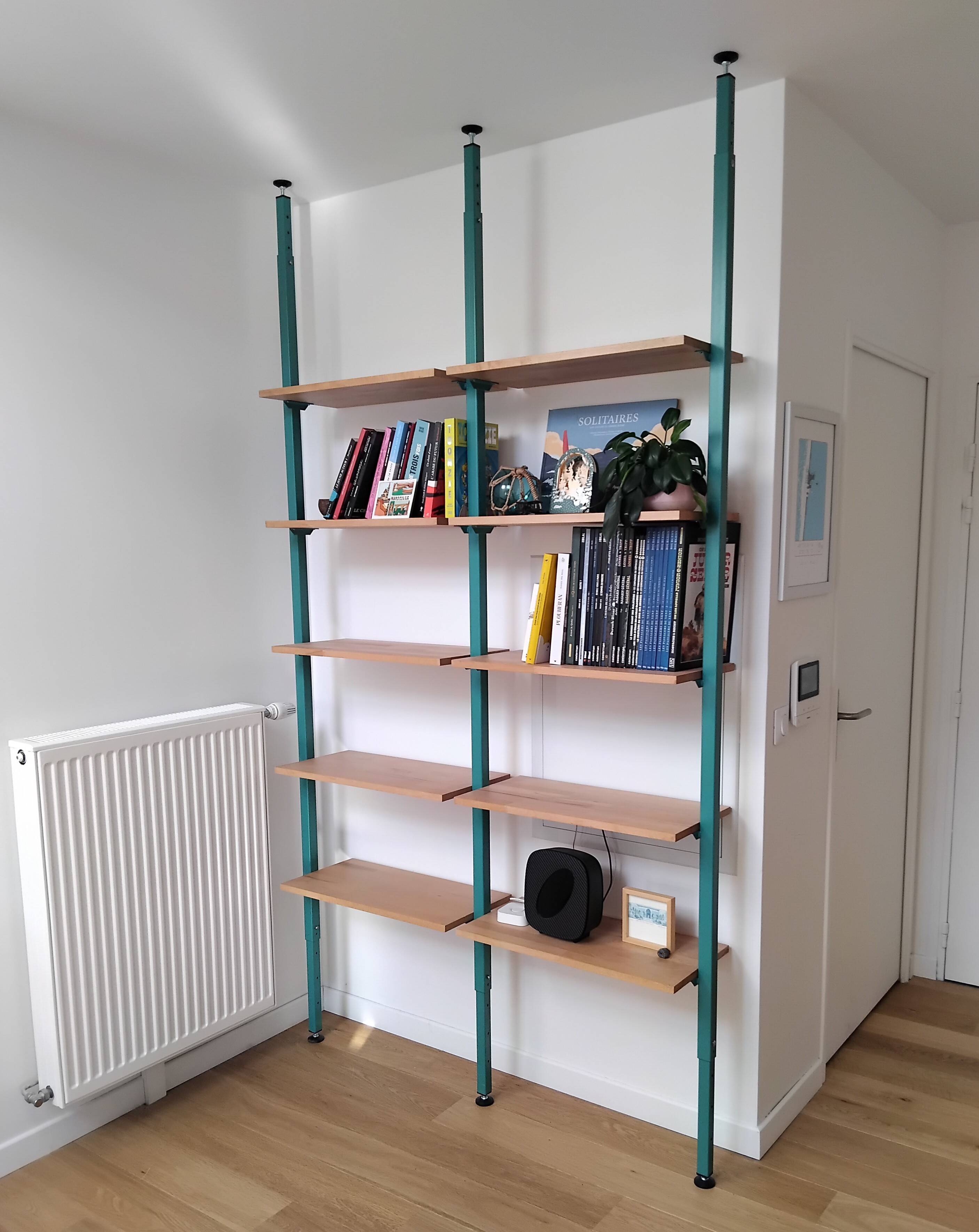 Adjustable bookshelf