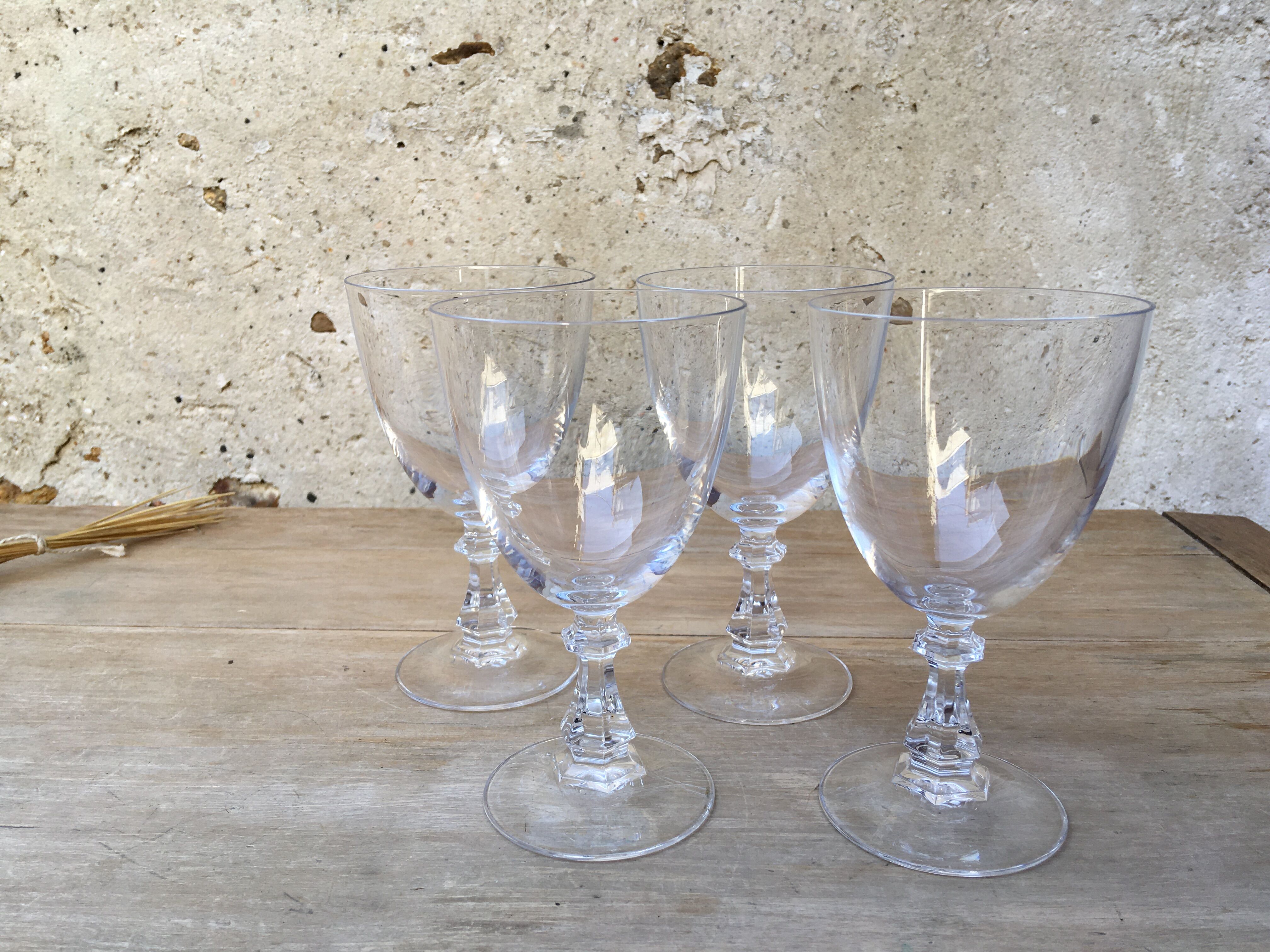 Wine glasses with chiseled foot