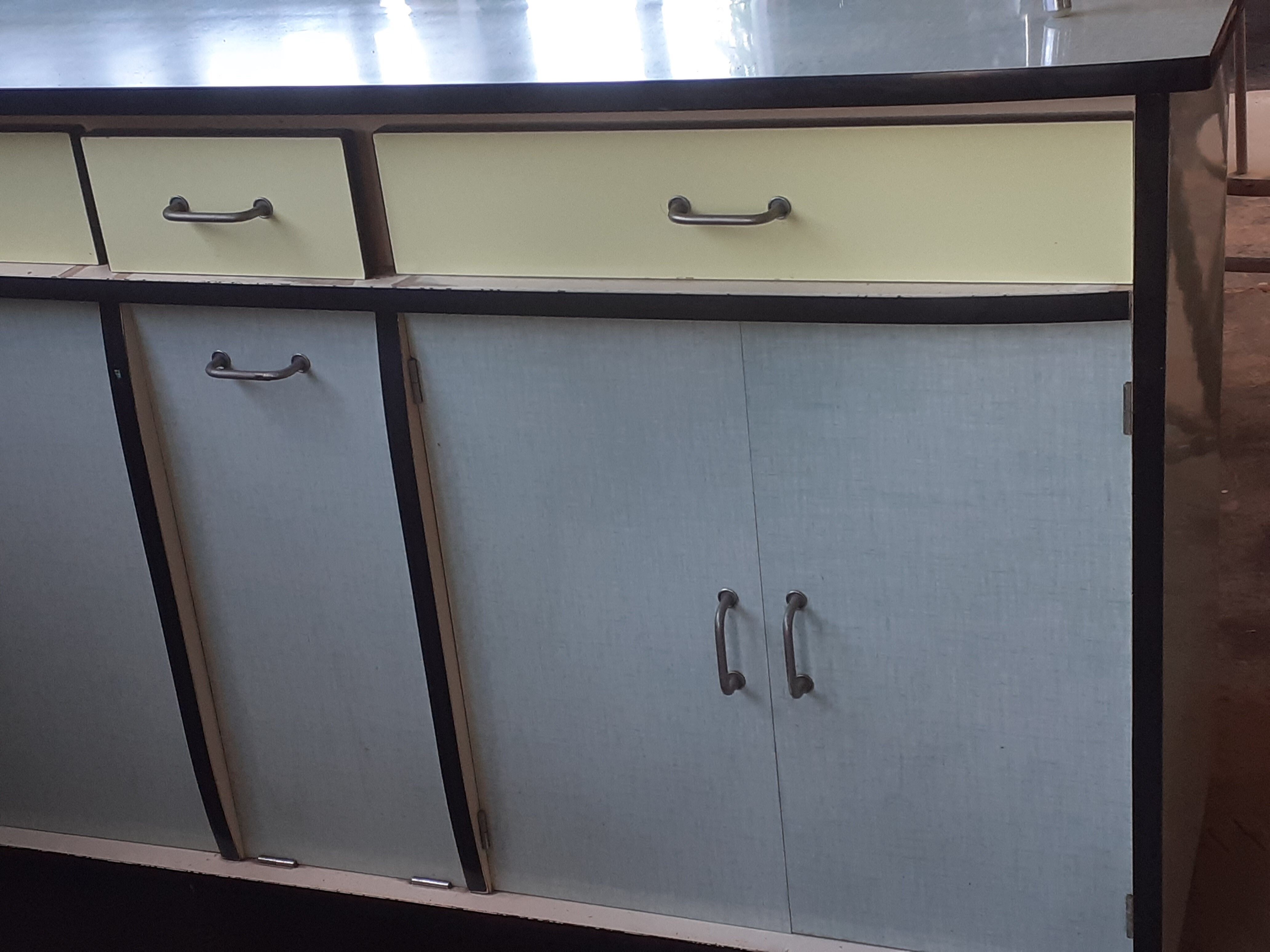 Buffet in green formica.