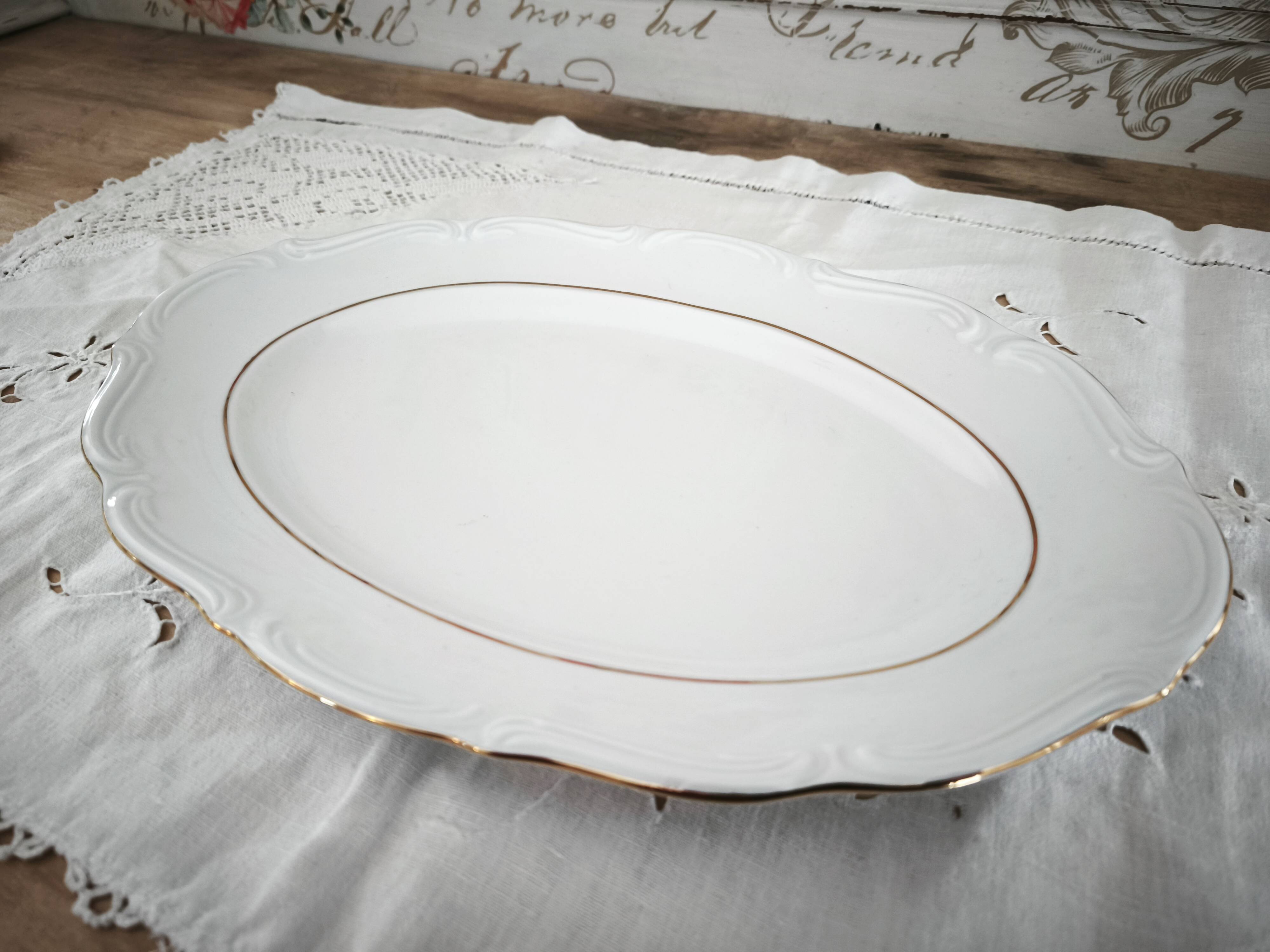 Oval porcelain plate with double gold line, hand-painted.
