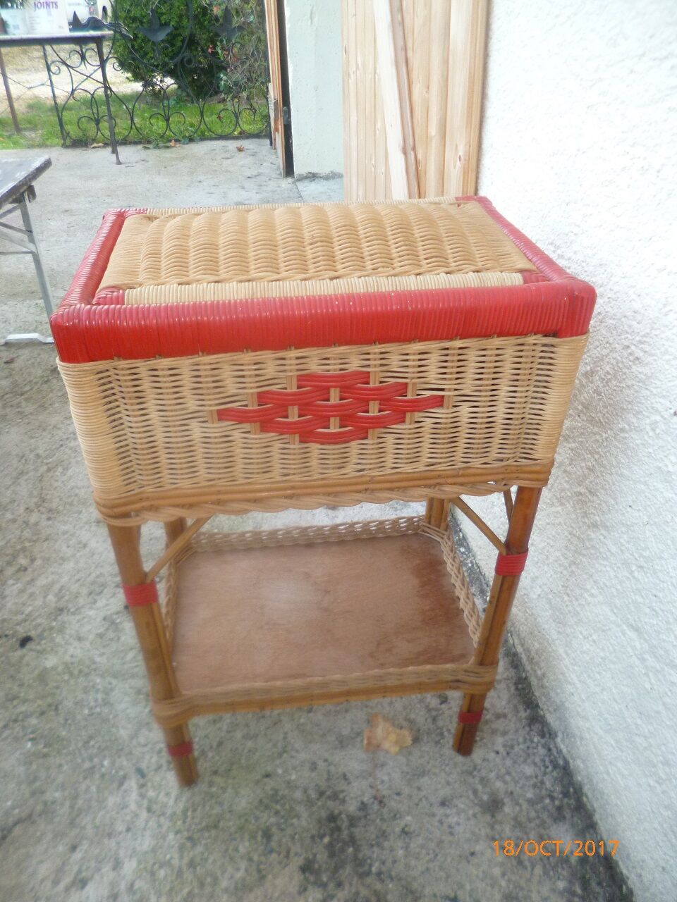 Worker in wicker and rattan scoubidou of the 1960s