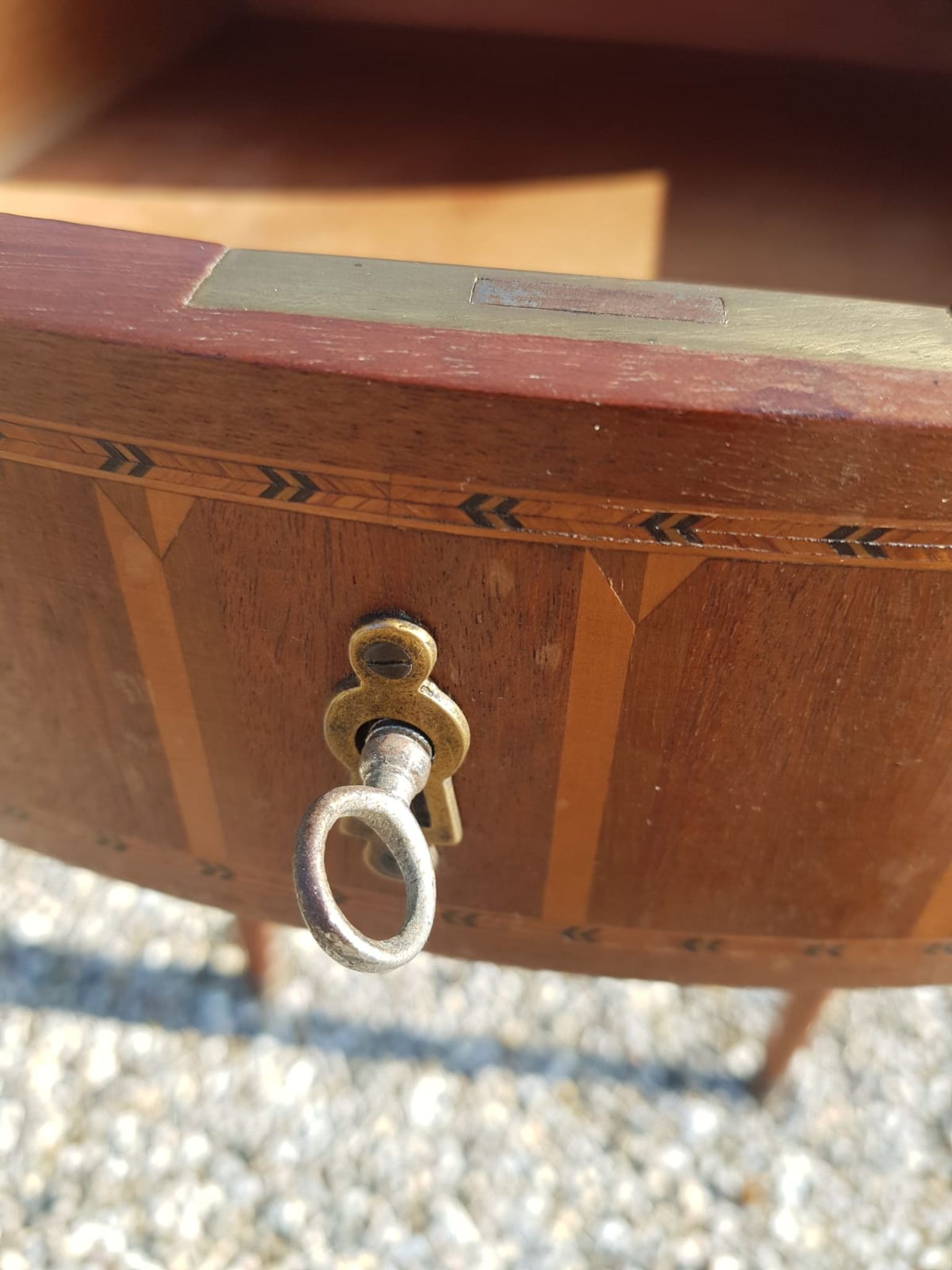 Table bouillotte de style Louis XVI marqueterie