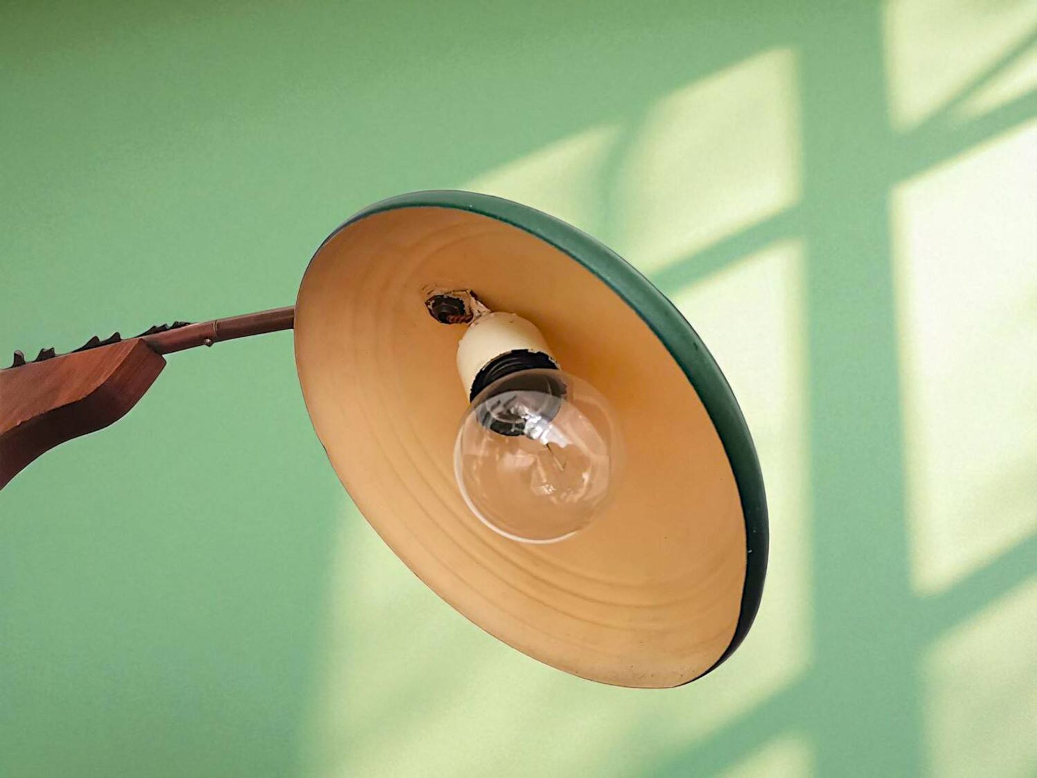 Lampe de bureau en bois de style mid-century moderne