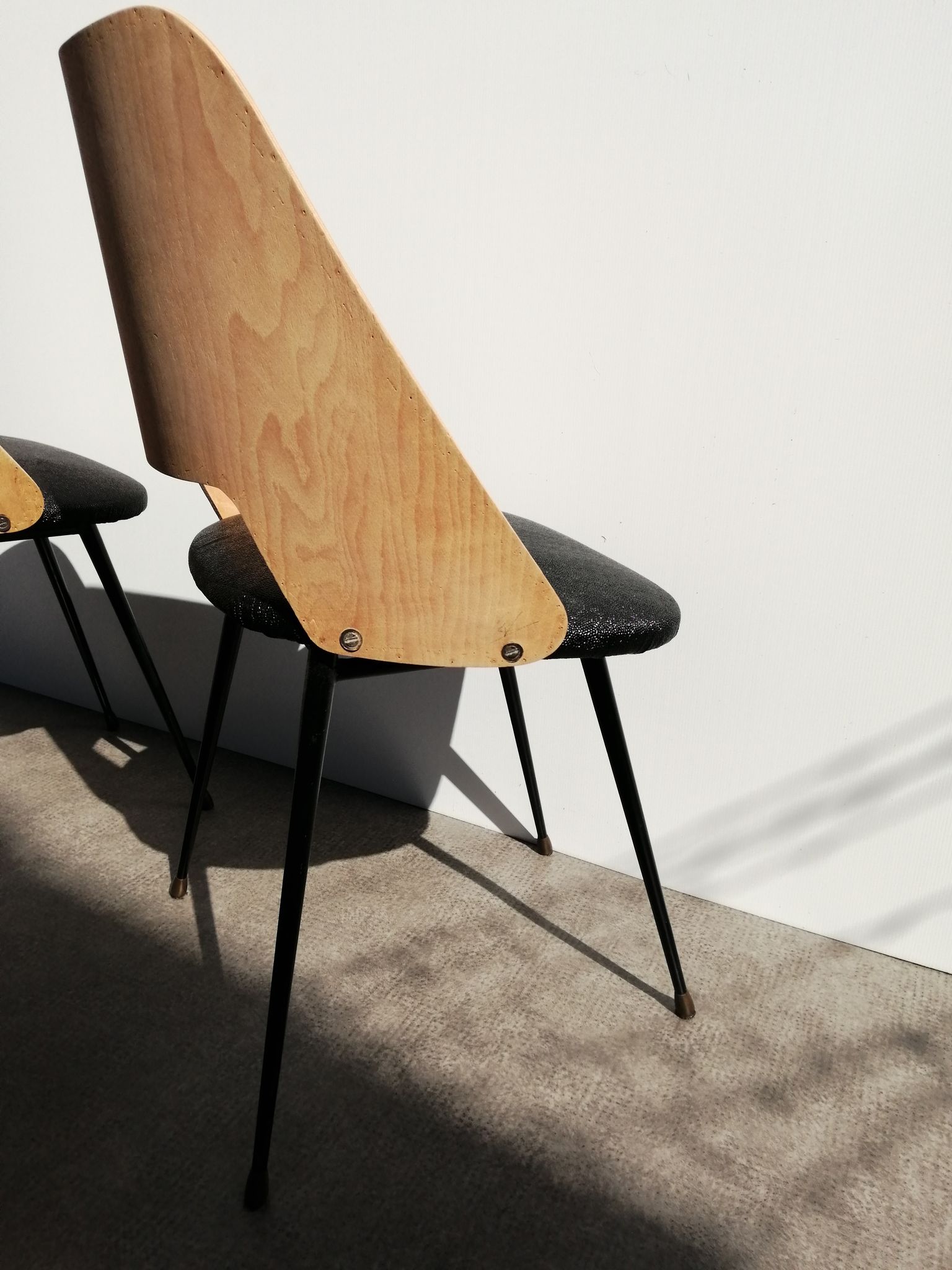 Paire de chaises tonneau bois et skai vintage 1960
