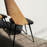 Paire de chaises tonneau bois et skai vintage 1960