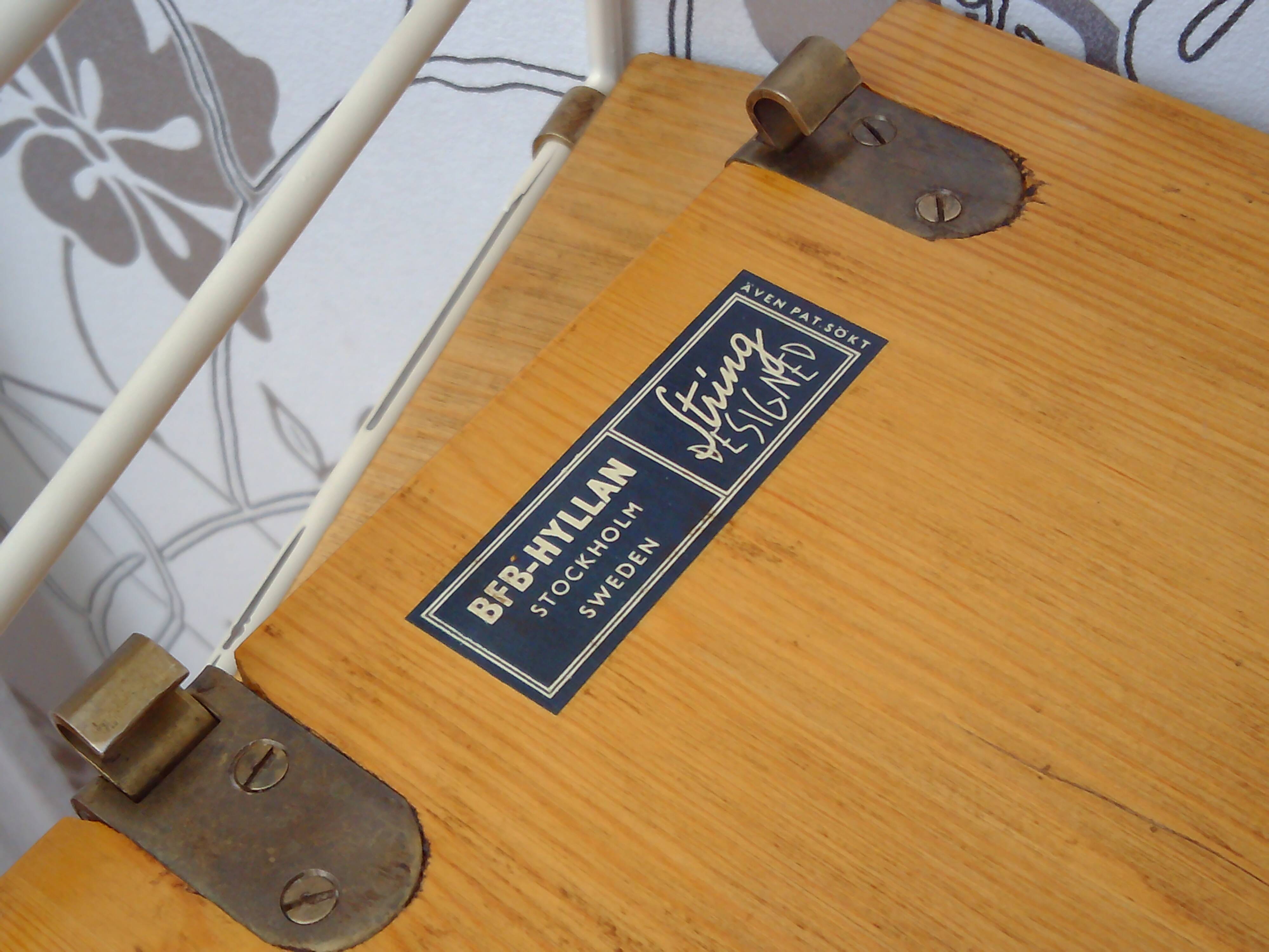 String shelves in pine. Nisse Strinning for BFB-Hyllan, Stockholm.