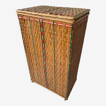 Panier à linge en osier et scoubidou