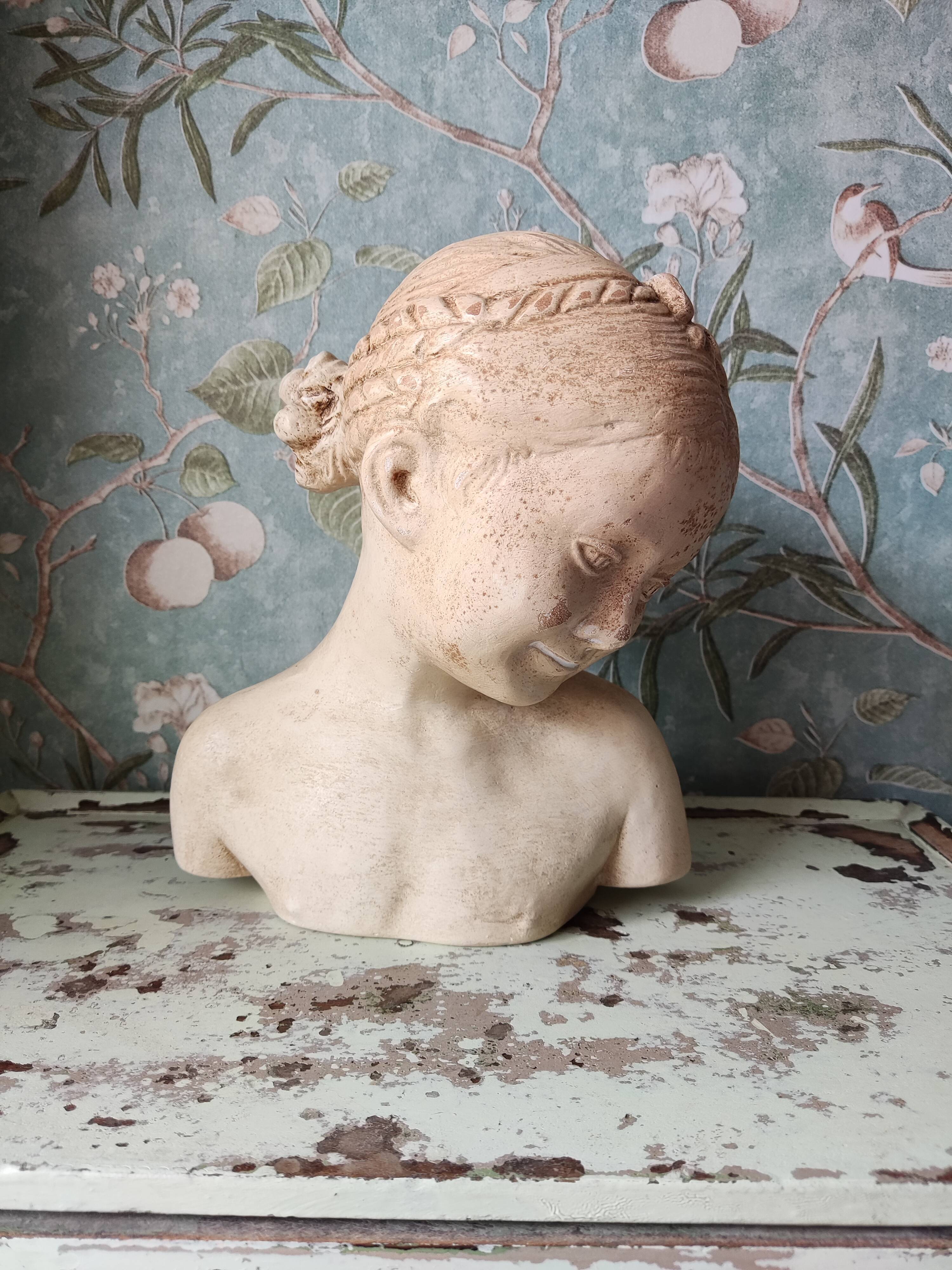 Buste jeune fille en plâtre
