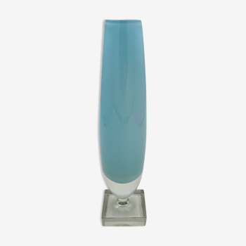 Vase en opaline bleu ciel