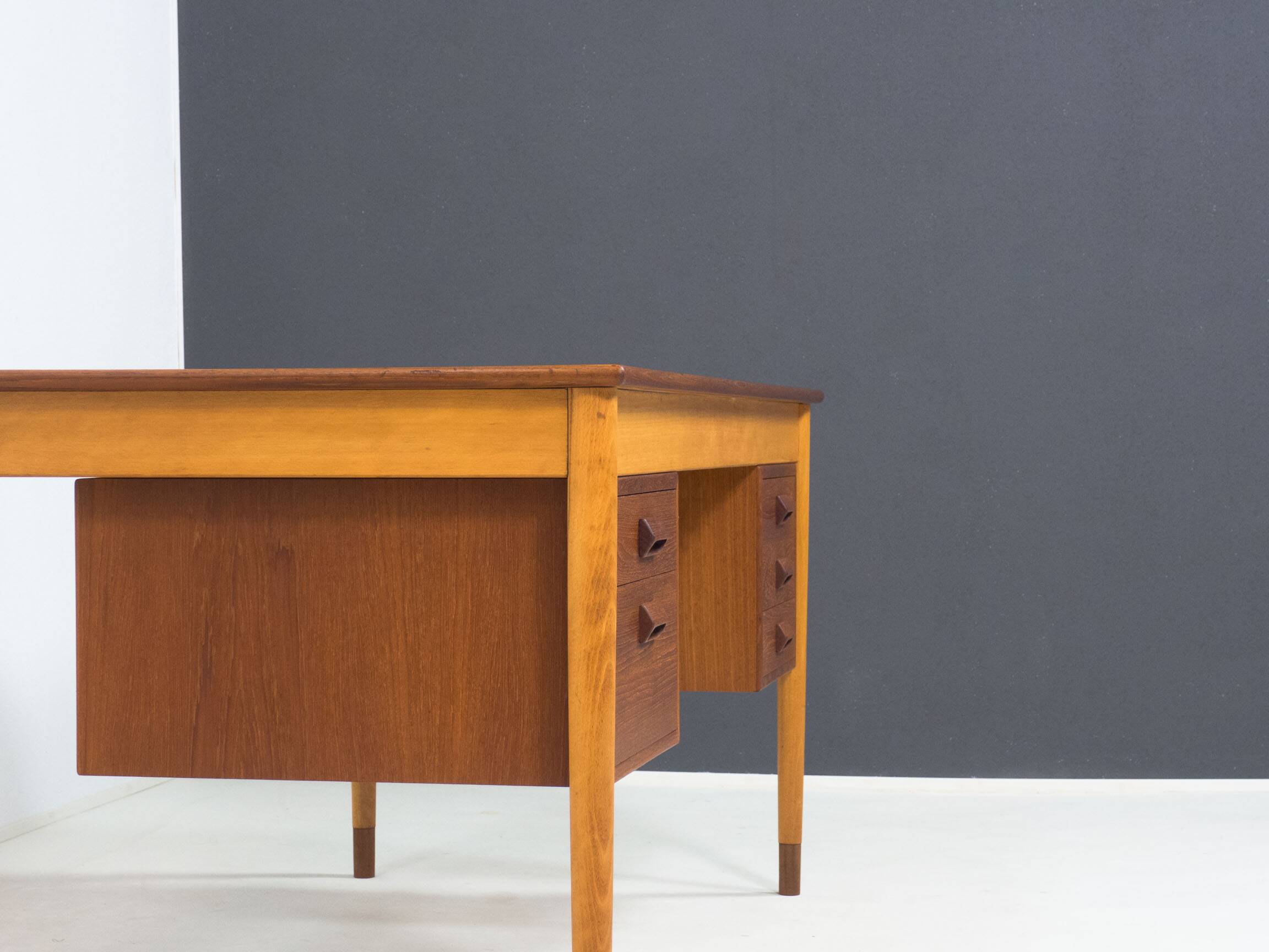 Søborg Møbler ‘model 130’ teak & beech writing desk by Børge Mogensen