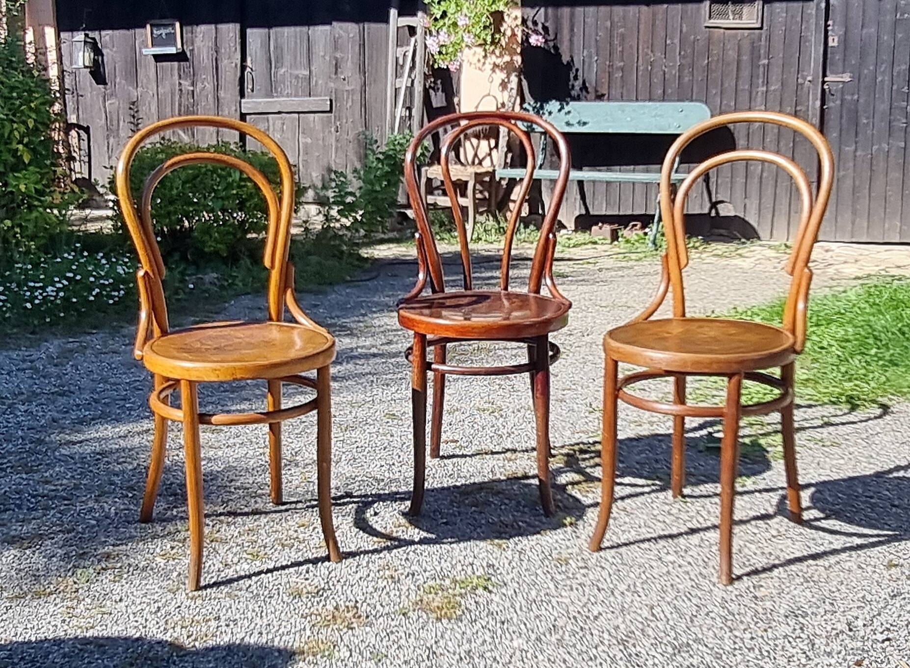 6 Thonet Fischel bistro chairs and others in curved wood from the early 20th century