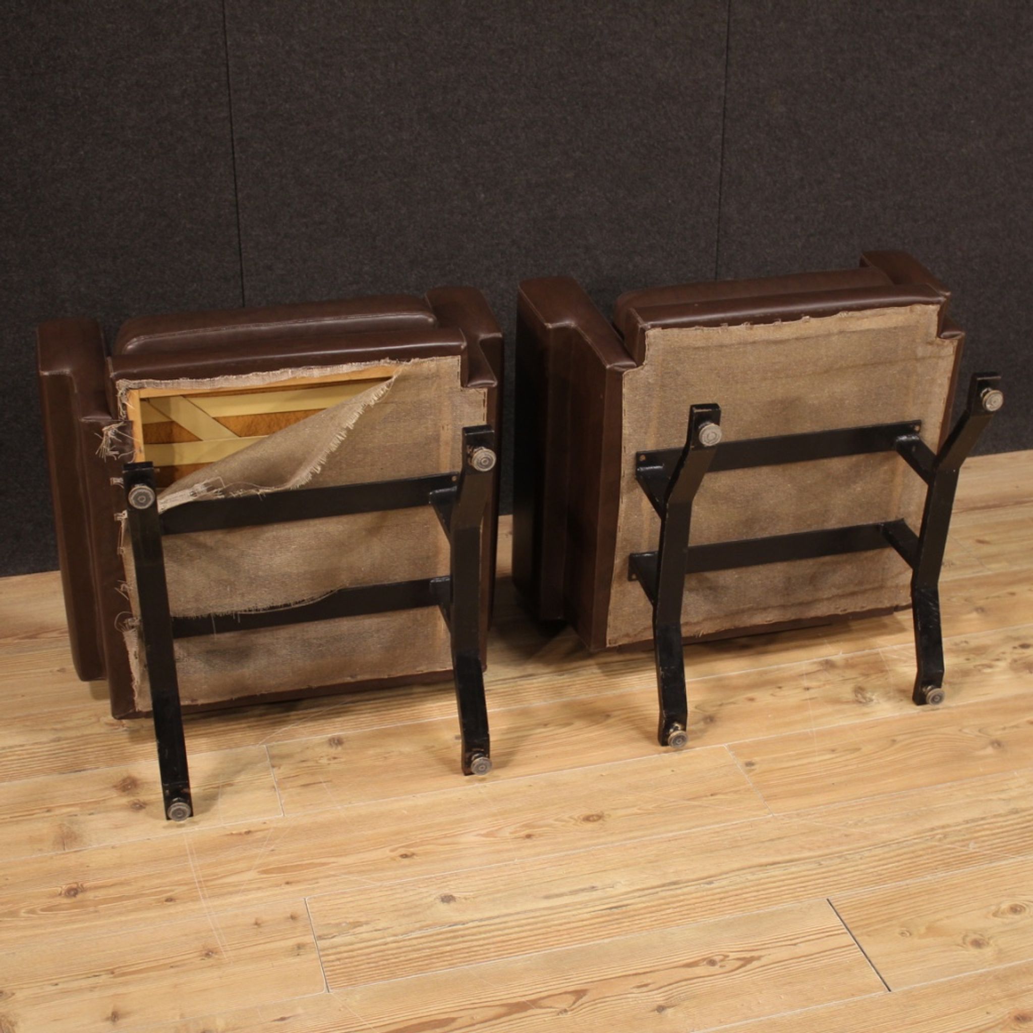 Paire de fauteuils italiens en skai