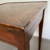 Table serves a pedestal