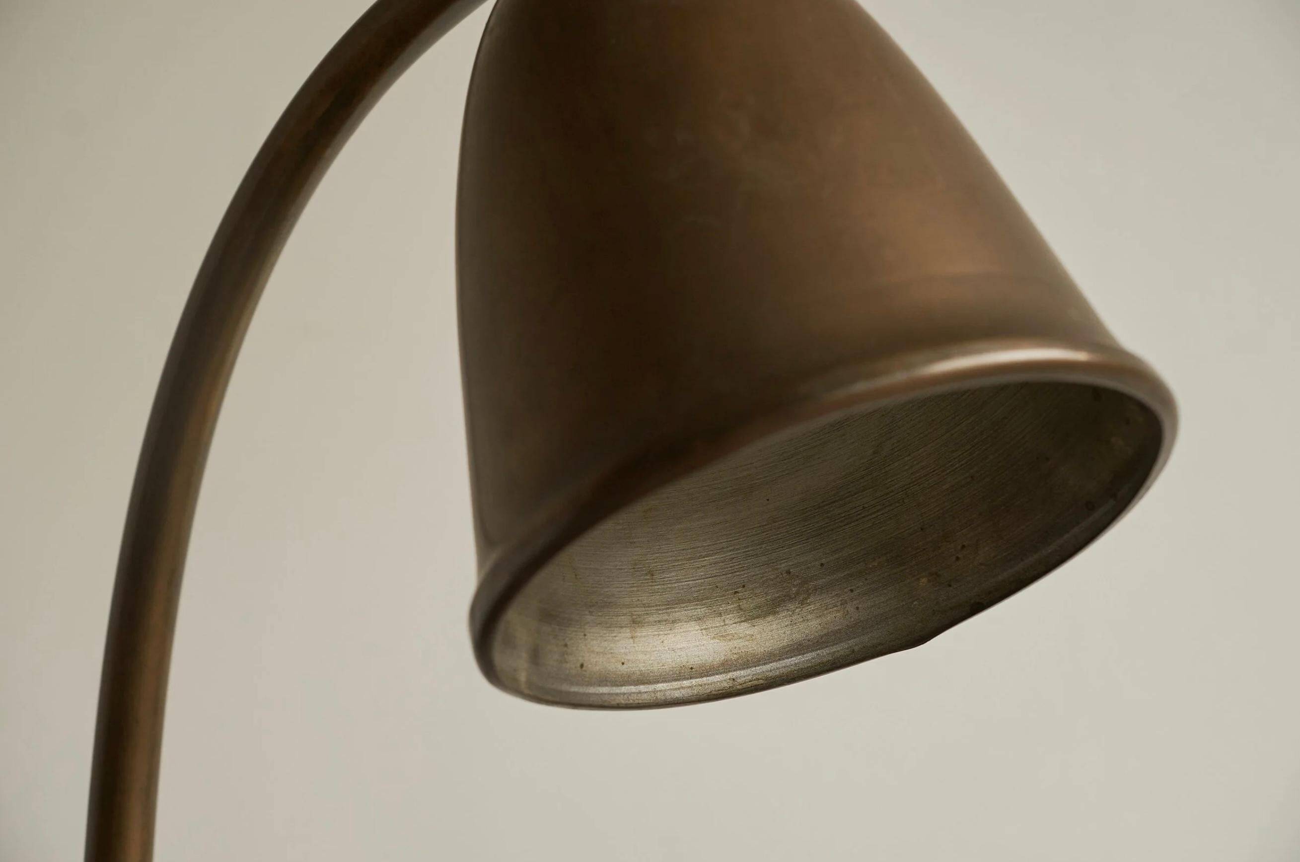 Art Deco table lamp in patinated brass from the 1930s.