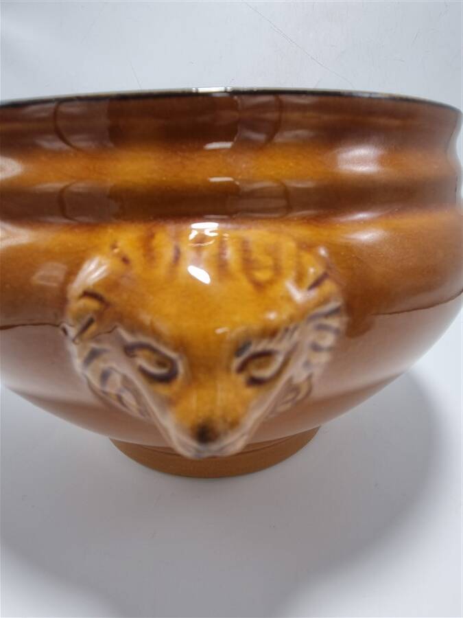 Soup tureen and 4 bowls