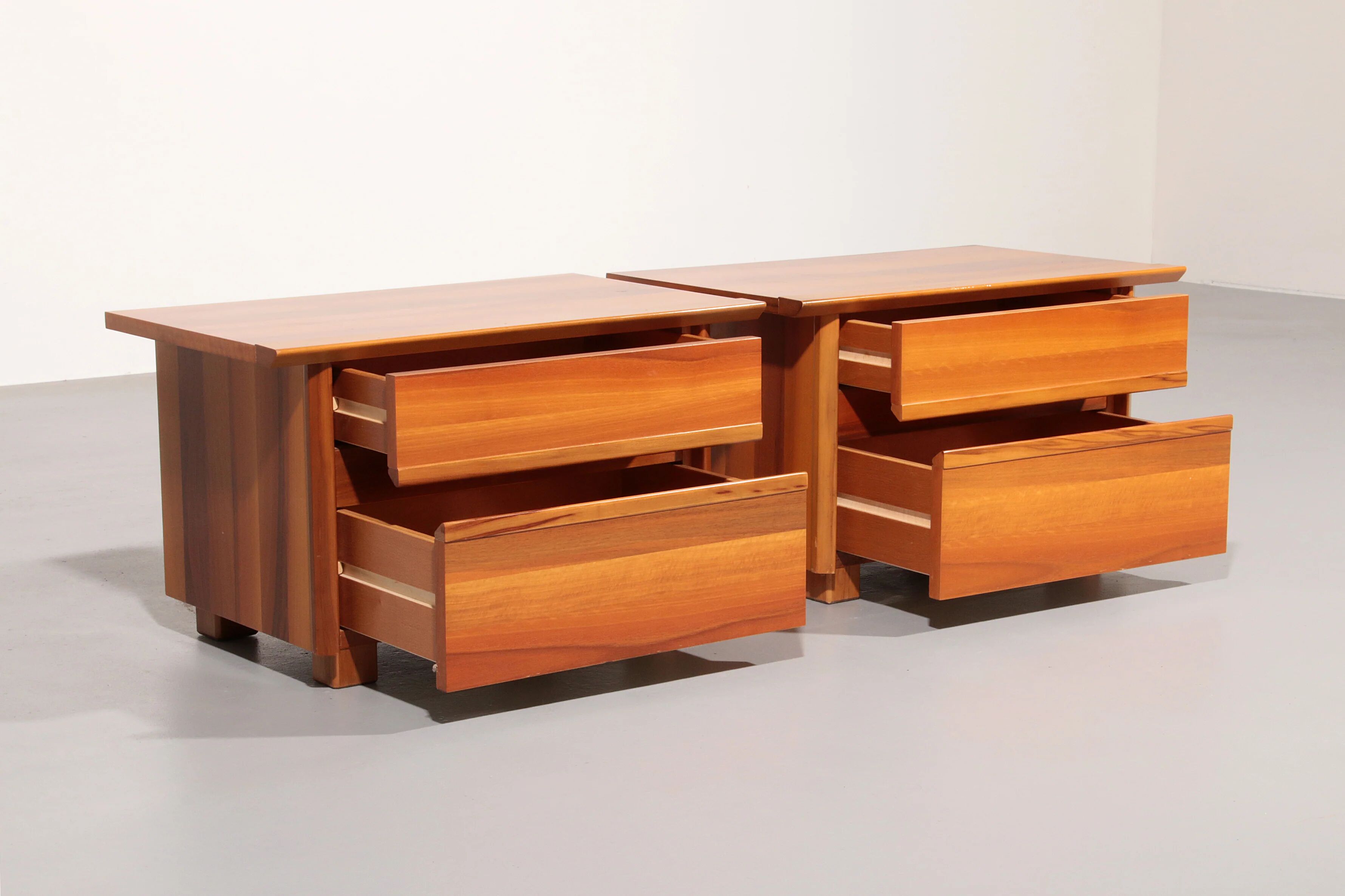 Tables de chevet en noyer italien des années 1970 – élégance italienne intemporelle