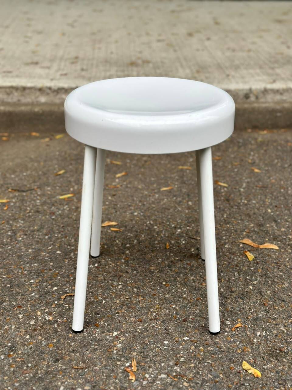 Vintage white stool from the 70s — Space Age / Pop Art design