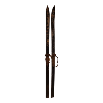 Paire de skis anciens noirs en bois 215 cm