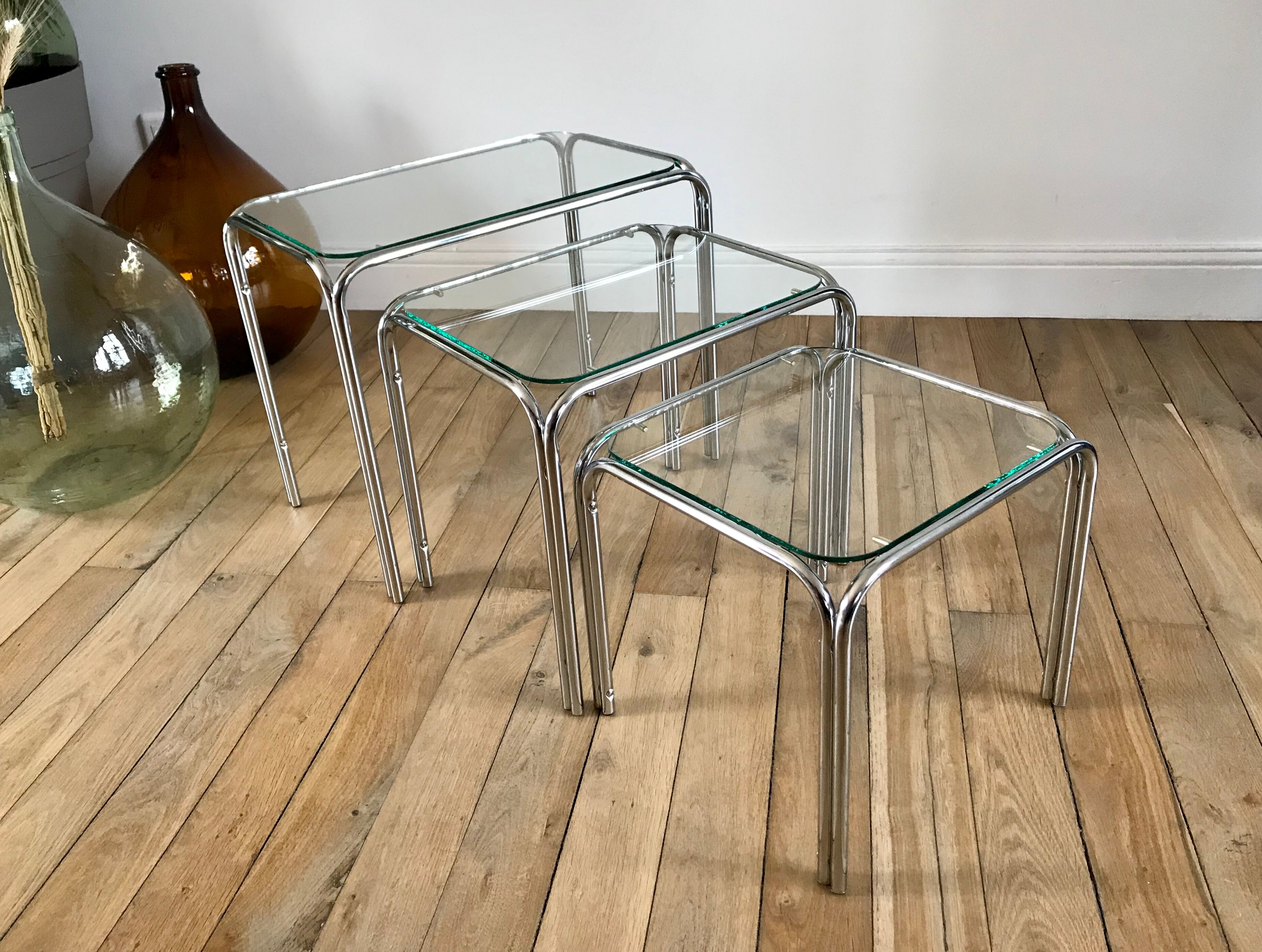 Trio of pull-out coffee tables in glass and chrome metal 70s