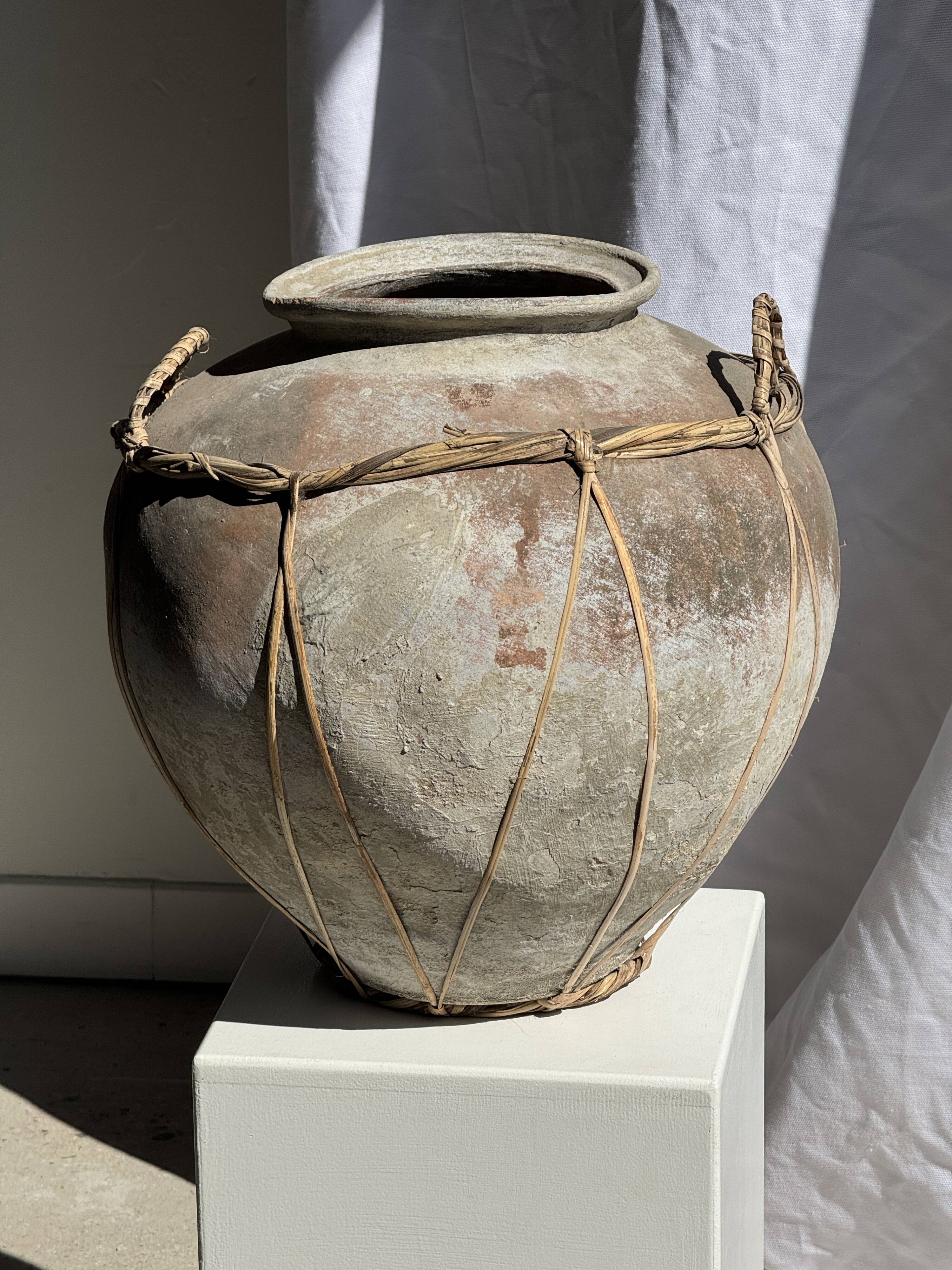 Grand pot en terre cuite gris et rouge à anses et croisillons en rotin H42