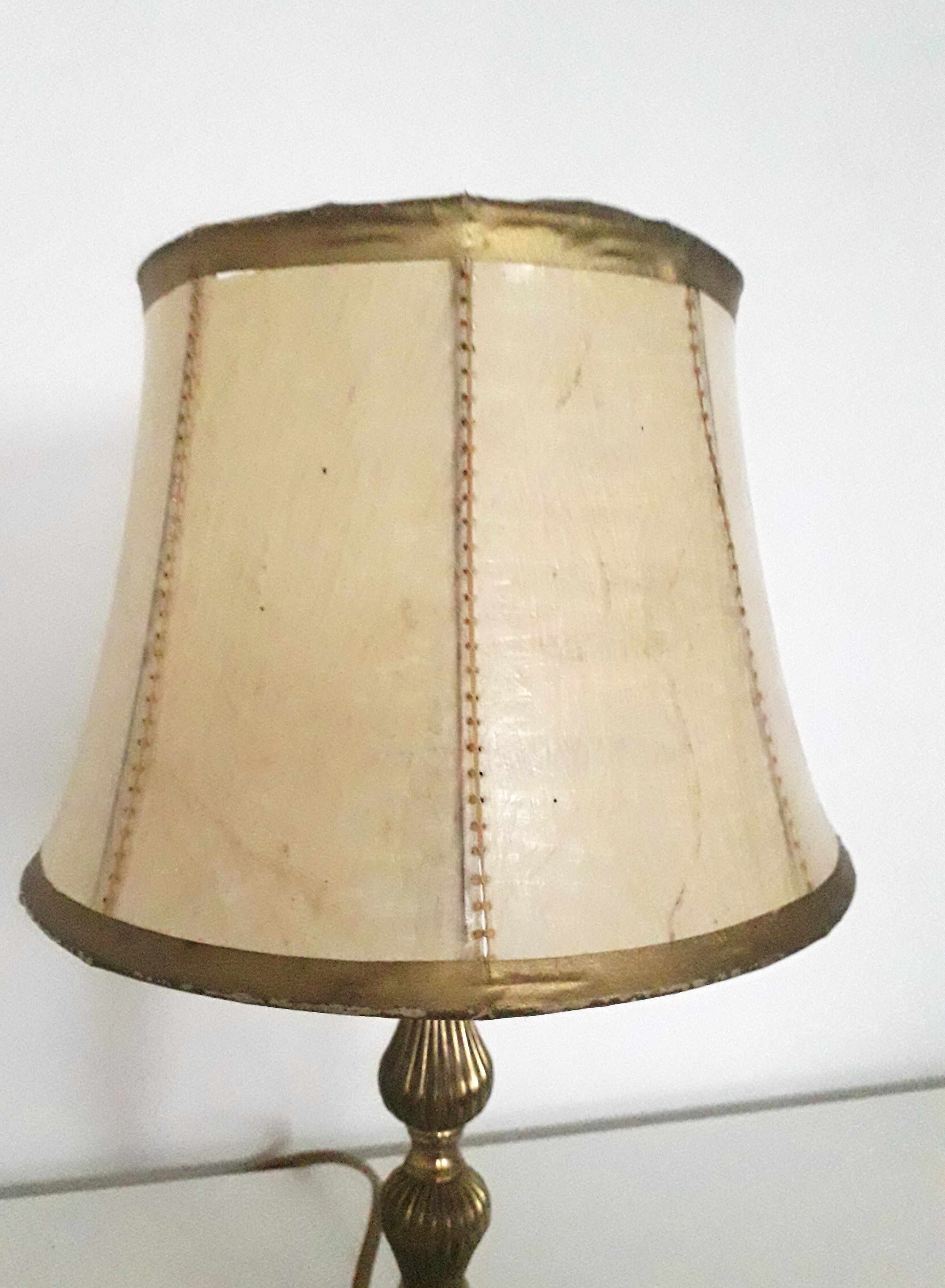 Lampe à poser / chevet - Pied laiton. 1960