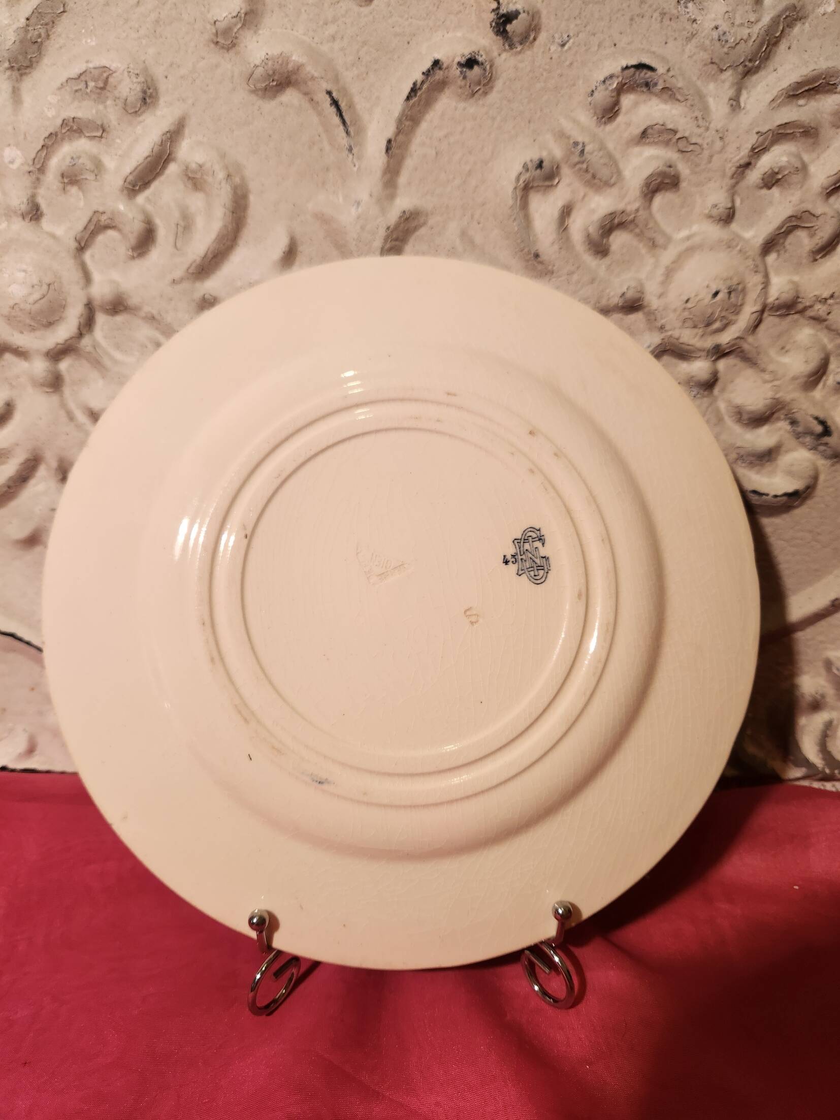 6 large Gien flat plates with hunting decor