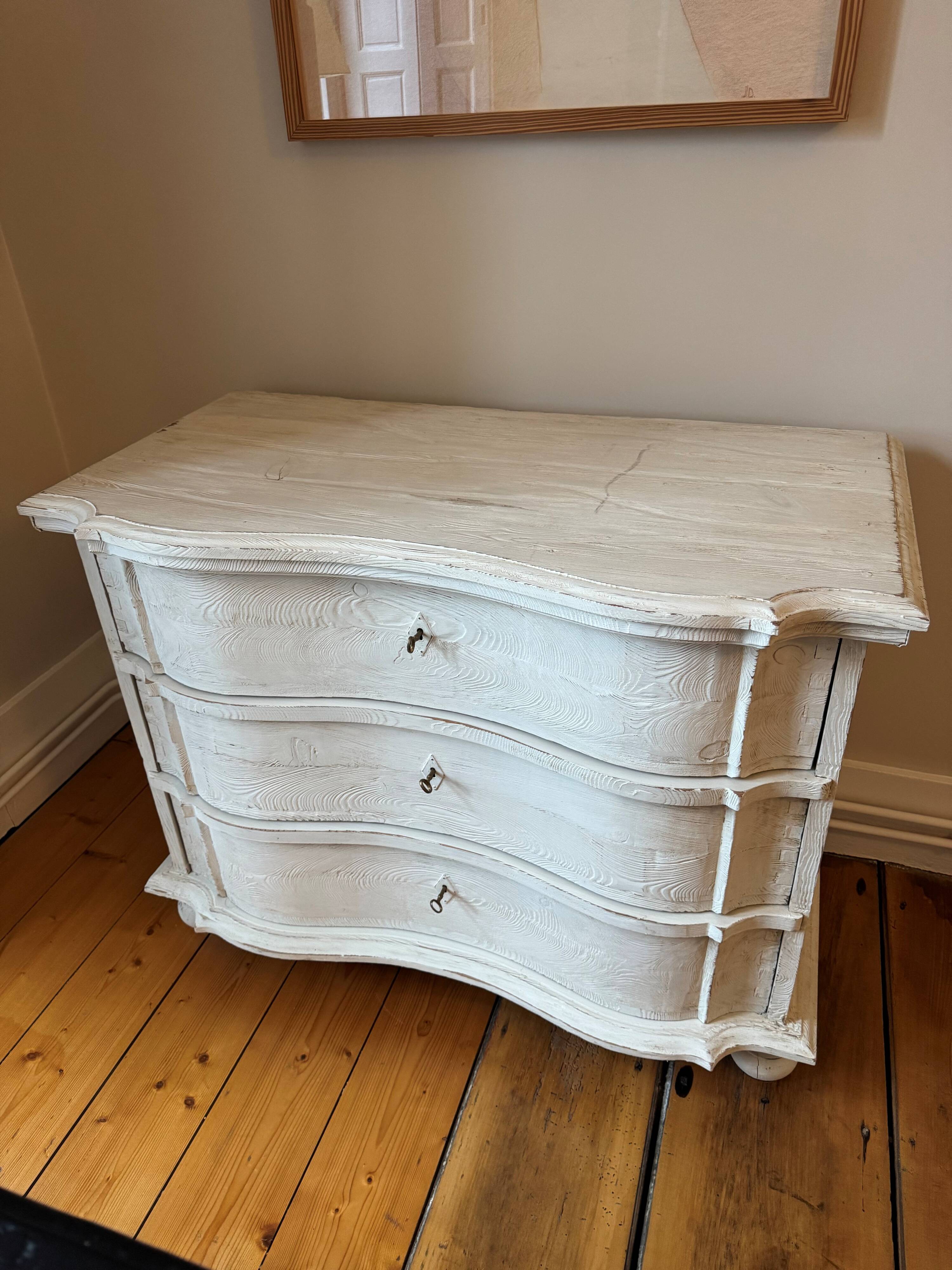 White wooden chest of drawers
