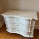 Commode en bois blanc