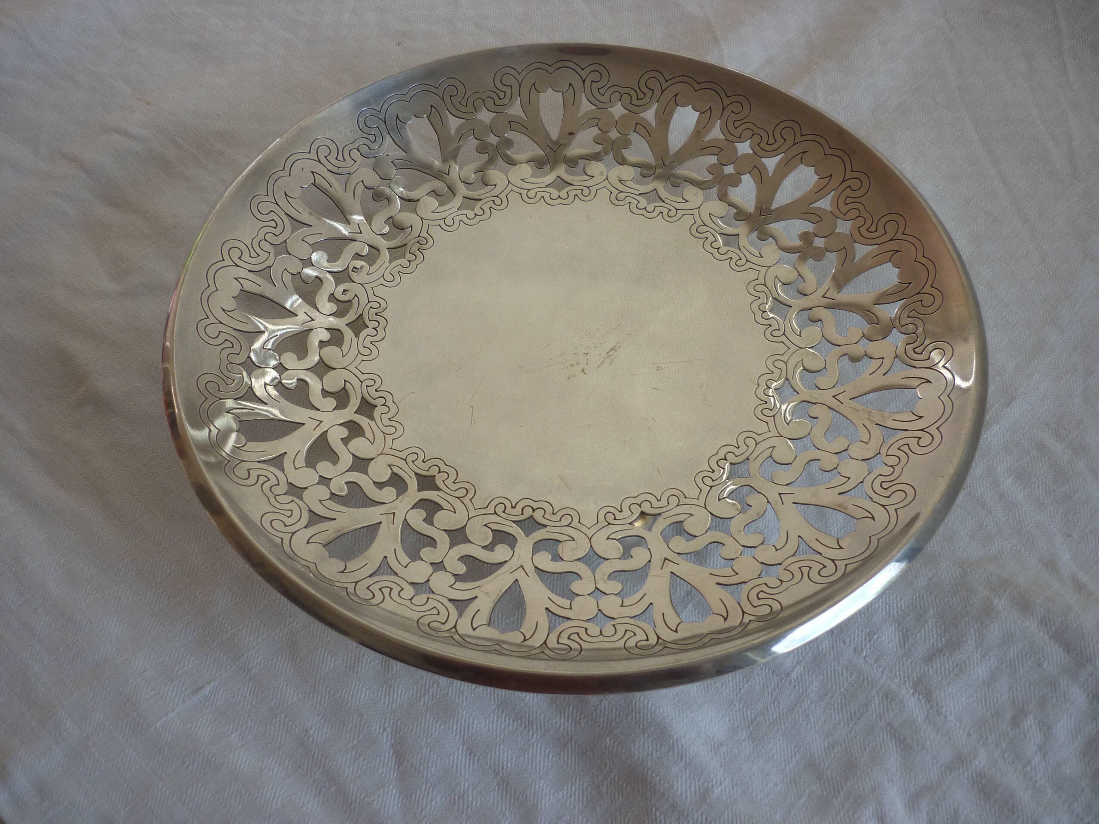 Openwork metal silver tripod top